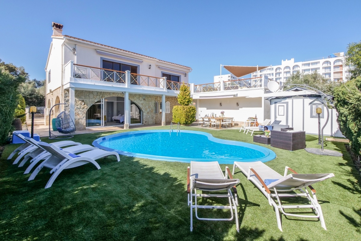 INVESTORENOBJEKT: EFH mit ETV (12 Pax), Pool, Garten & Meernähe – Top Renditechance!