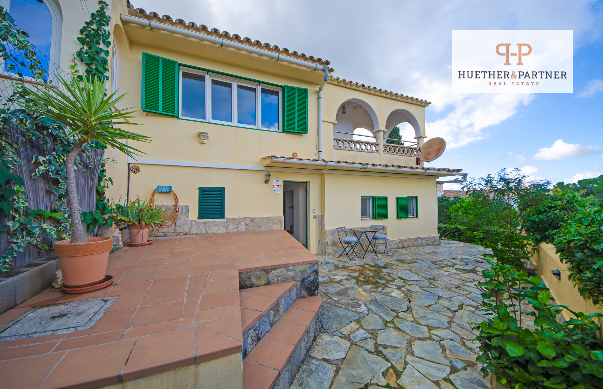 Charmante Doppelhaushälfte in Cala Romantica – mit Terrasse, Garten und Meerfernblick