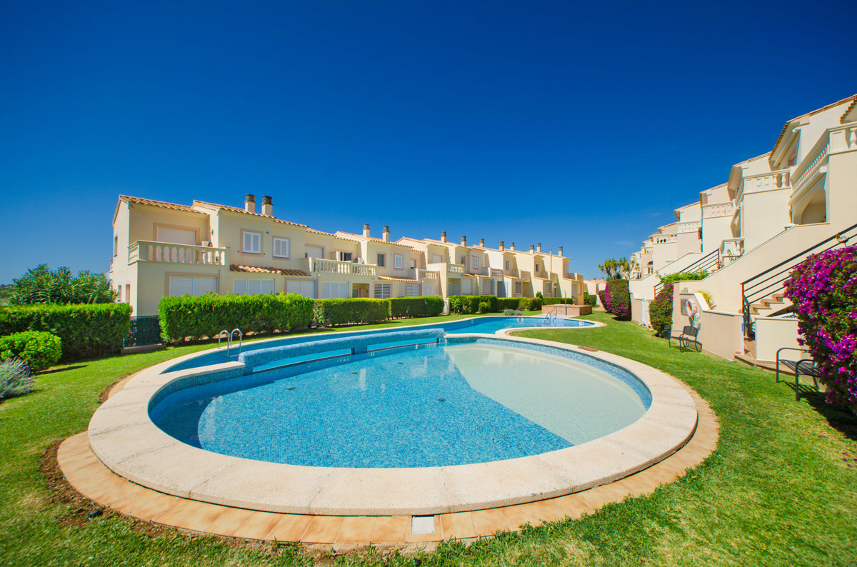 Reihenhaus Mallorca kaufen: Meerblick-Terrasse & strandnahe Toplage