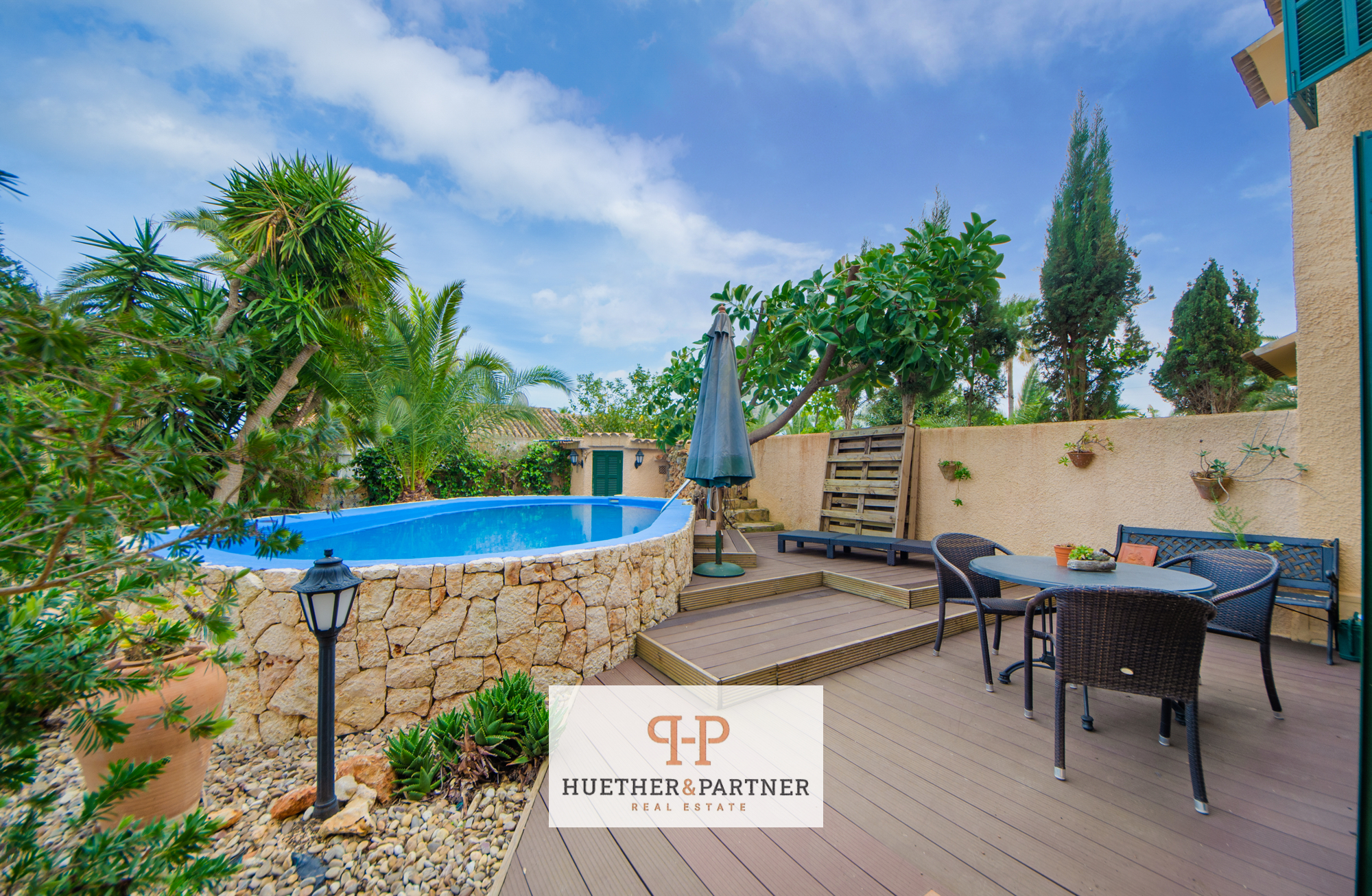 Mediterrane Doppelhaushälfte mit ETV-Lizenz, Pool und Meerblick in ruhiger Lage von Cala Romantica