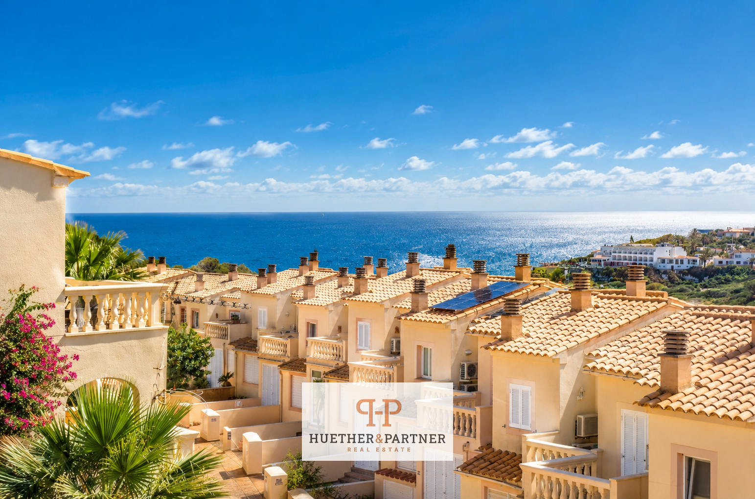 Mediterranes Reihenhaus auf Mallorca mit Meerblick, Pool, großer Garage & Strandnähe