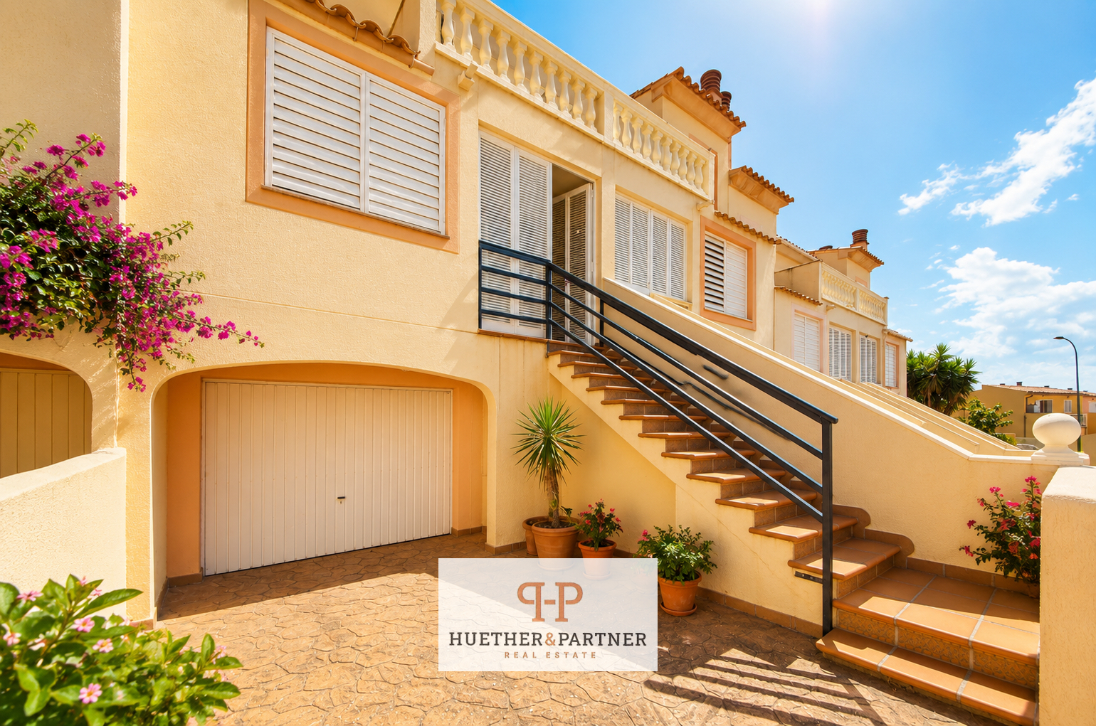 Mediterranes Reihenhaus auf Mallorca mit Meerblick, Pool, großer Garage & Strandnähe