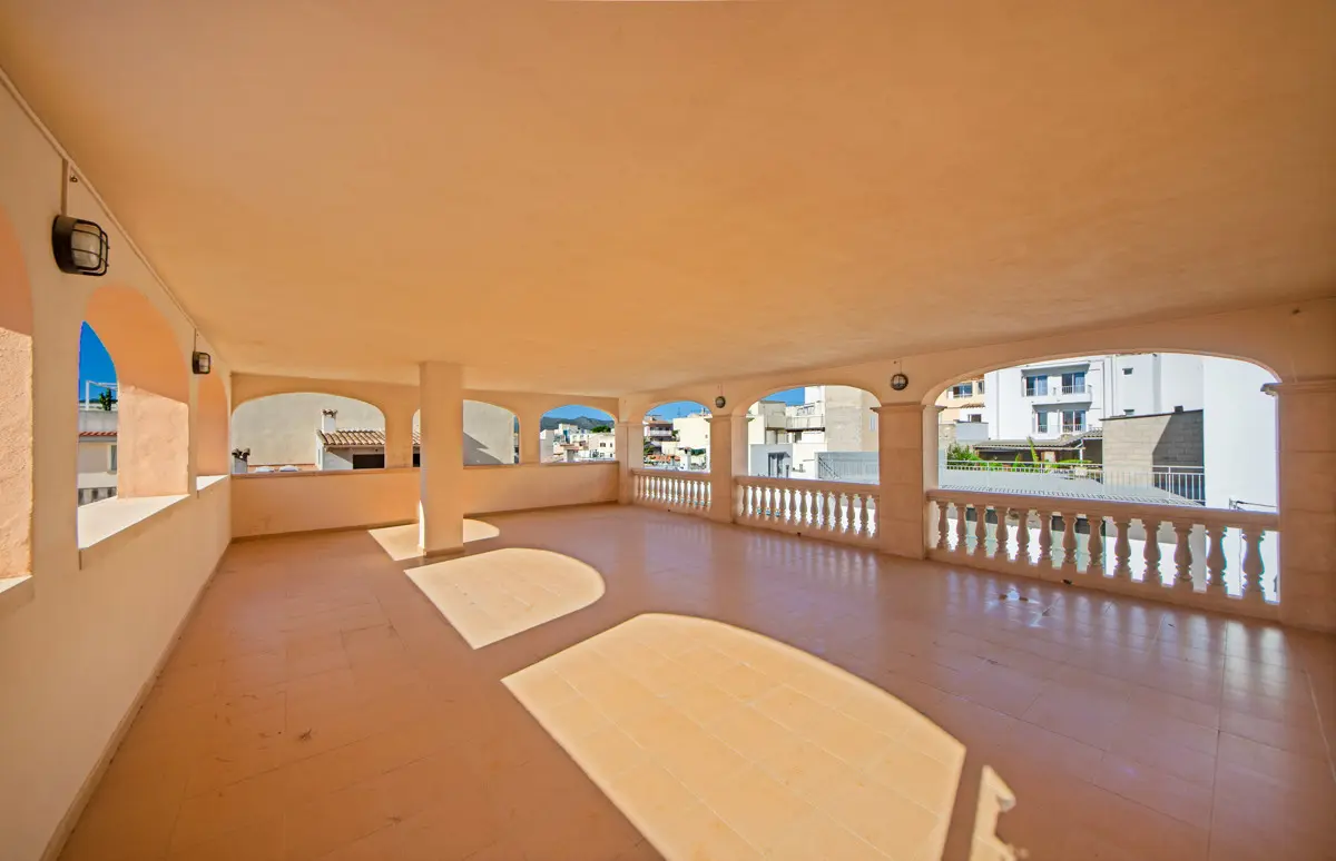Beeindruckendes Stadthaus mit Tiefgarage und Ladenlokal in Hafennähe von Cala Ratjada