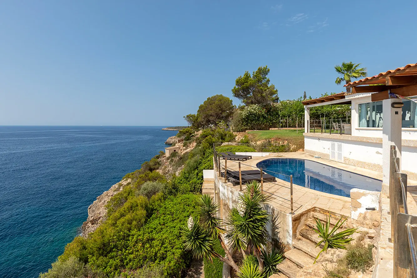 Mallorca - Exklusive Meerblick-Villa mit Ferienlizenz in erster Meereslinie von Cala Pi