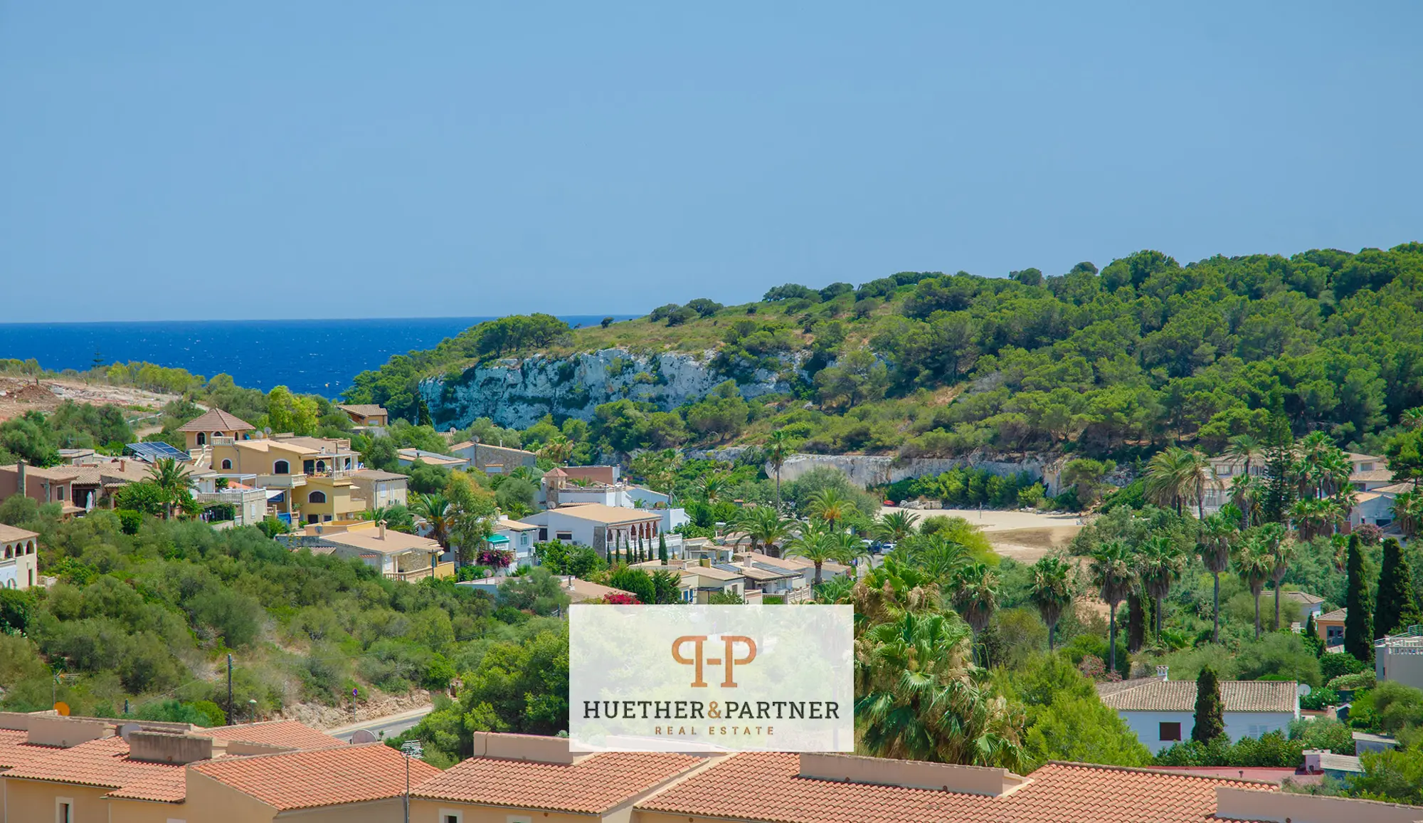 Baugrundstück mit Rohbau in Cala Romántica und Meerblick