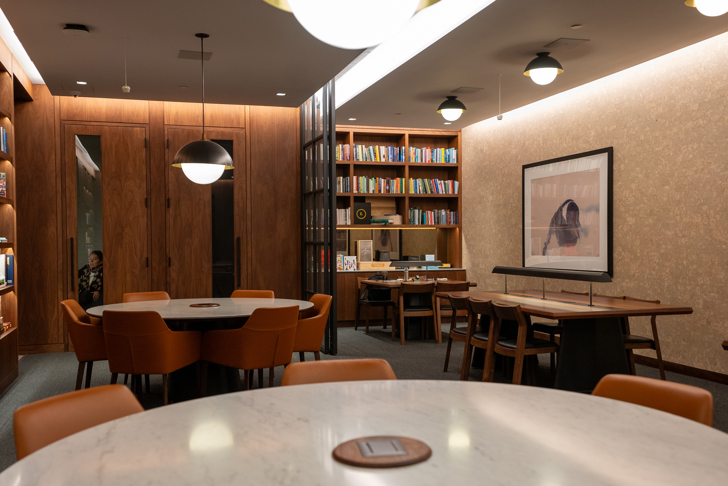 Book a tour Round table