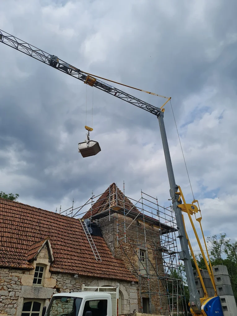 Interventions d'une grue sur un chantier par ETS Kiefer Restauration en Occitanie