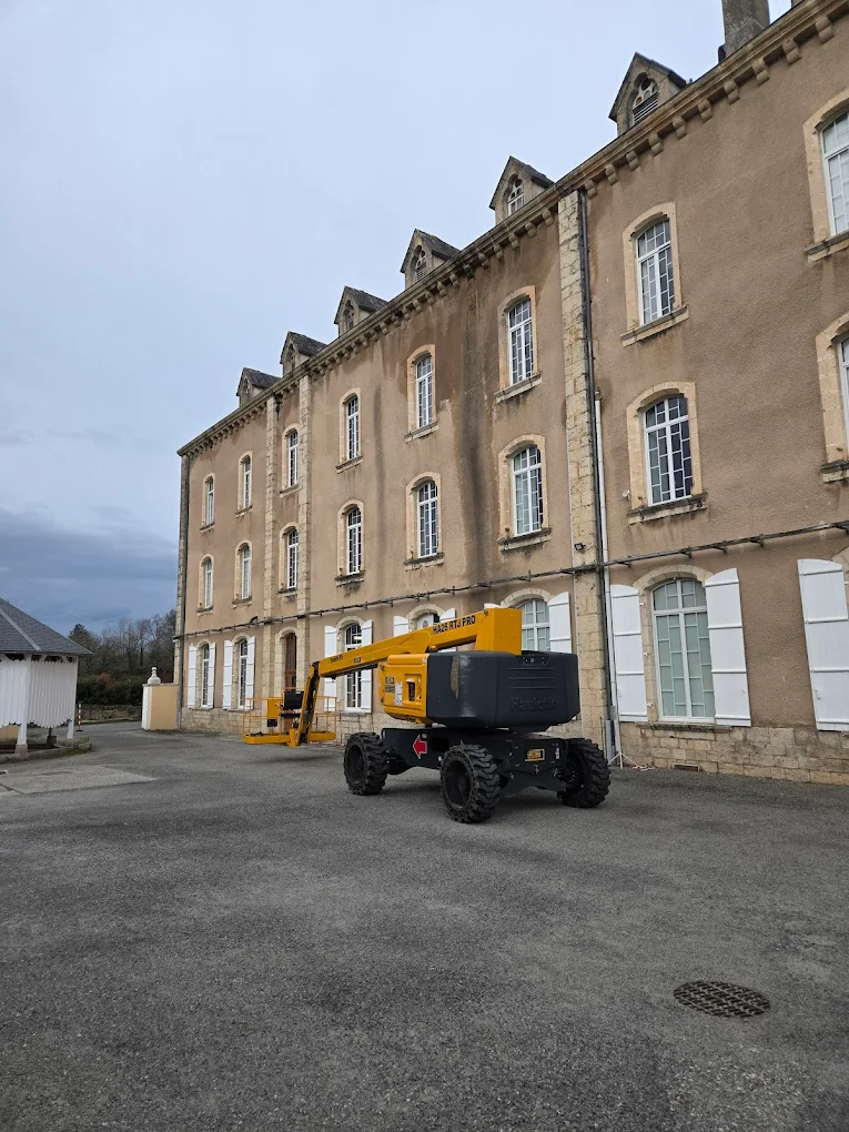 Travaux d'accès difficile en nacelle par ETS Kiefer Restauration en Occitanie