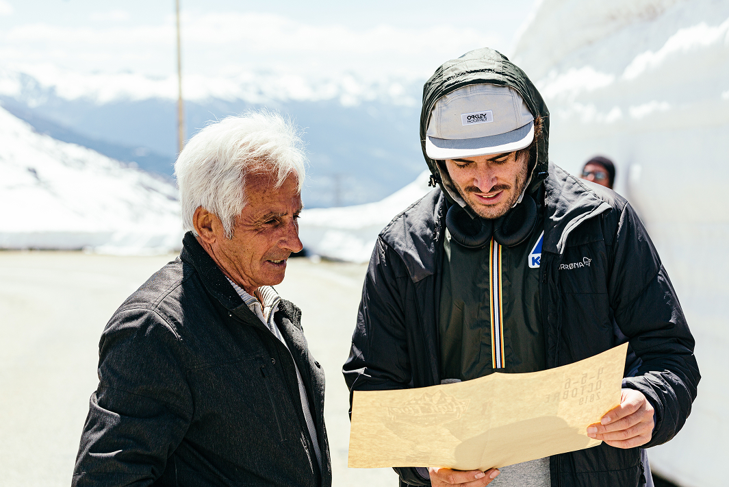 Photo de Gaylors Pedretti avec un homme qui regardent un plan 