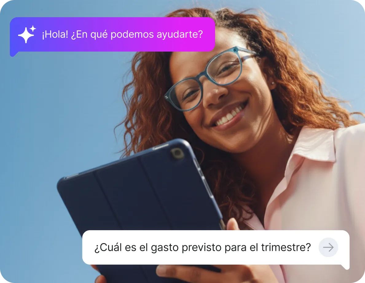 Profesional usando Clara Intelligence en una tablet, con burbujas de chat superpuestas