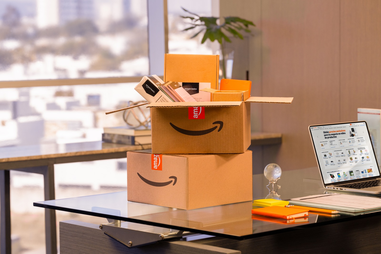 Cajas de Amazon Business sobre un escritorio de oficina