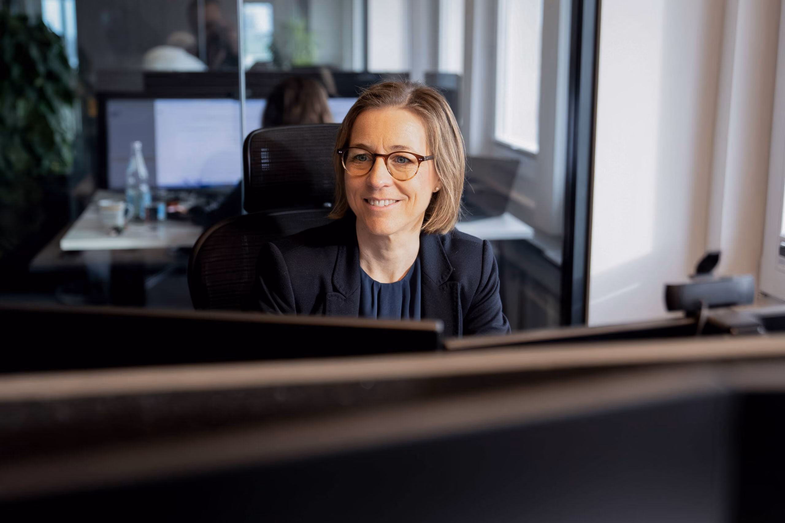 Frau am Schreibtisch - Bildmotiv für die Seite zu den Erfolgsgeschichten von Mitarbeitern bei Innovabee