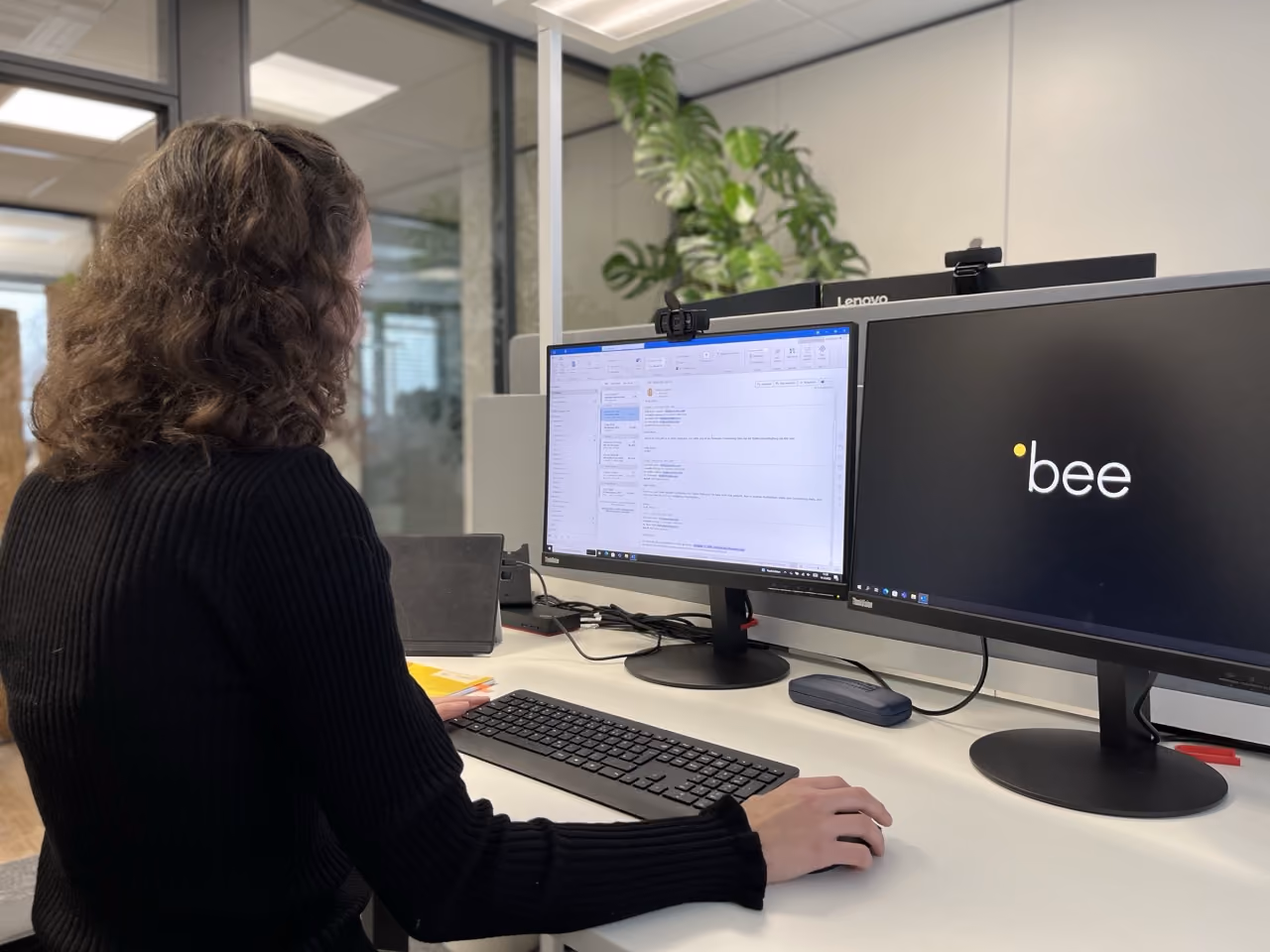 Frau am Schreibtisch - Bildmotiv für die Seite zu den offenen Stellen von Innovabee