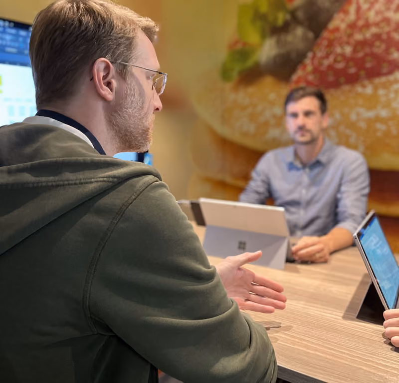 Personen im Gespräch - Bildmotiv für die Seite zur Karriere im Consulting bei Innovabee