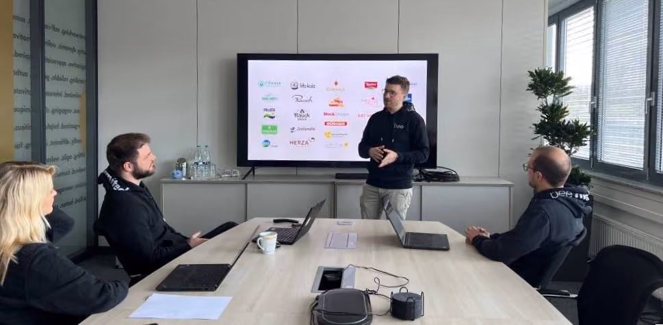 Mann hält Präsentation im Konferenzraum - Bildmotiv für die Seite zur Karriere im Consulting bei Innovabee