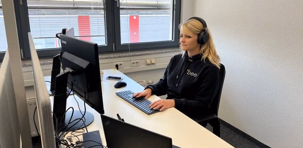 Frau am Schreibtisch mit Headset - Bildmotiv für die Seite zur Karriere im Consulting bei Innovabee