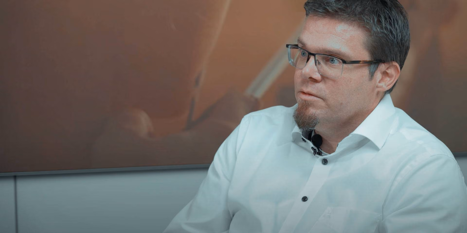 Mann vor rotem Hintergrund - Bildmotiv für die Seite zur Karriere als Professional bei Innovabee