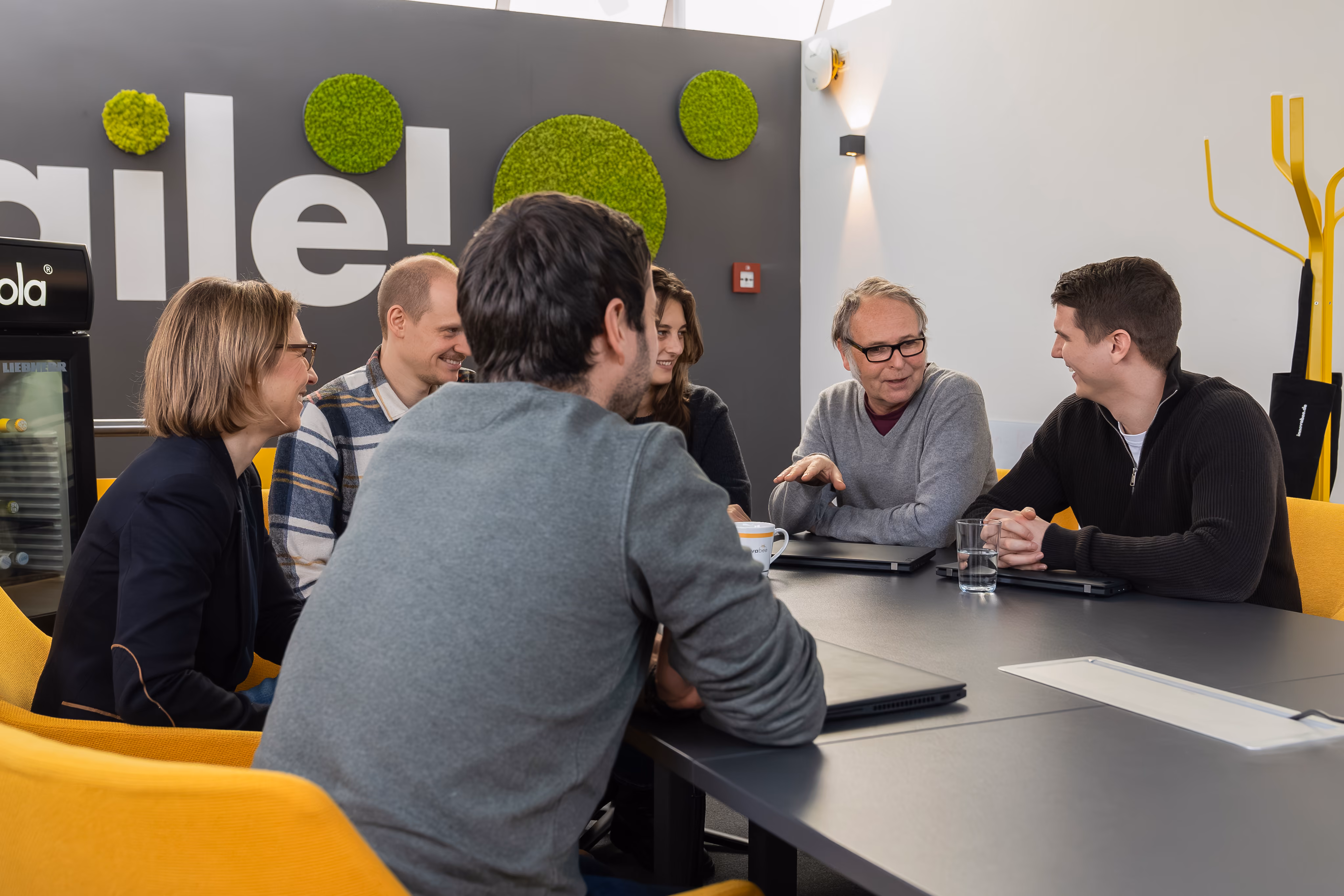 Personen in Konferenzraum - Bildmotiv für die Seite zu FAQs zur Karriere bei Innovabee