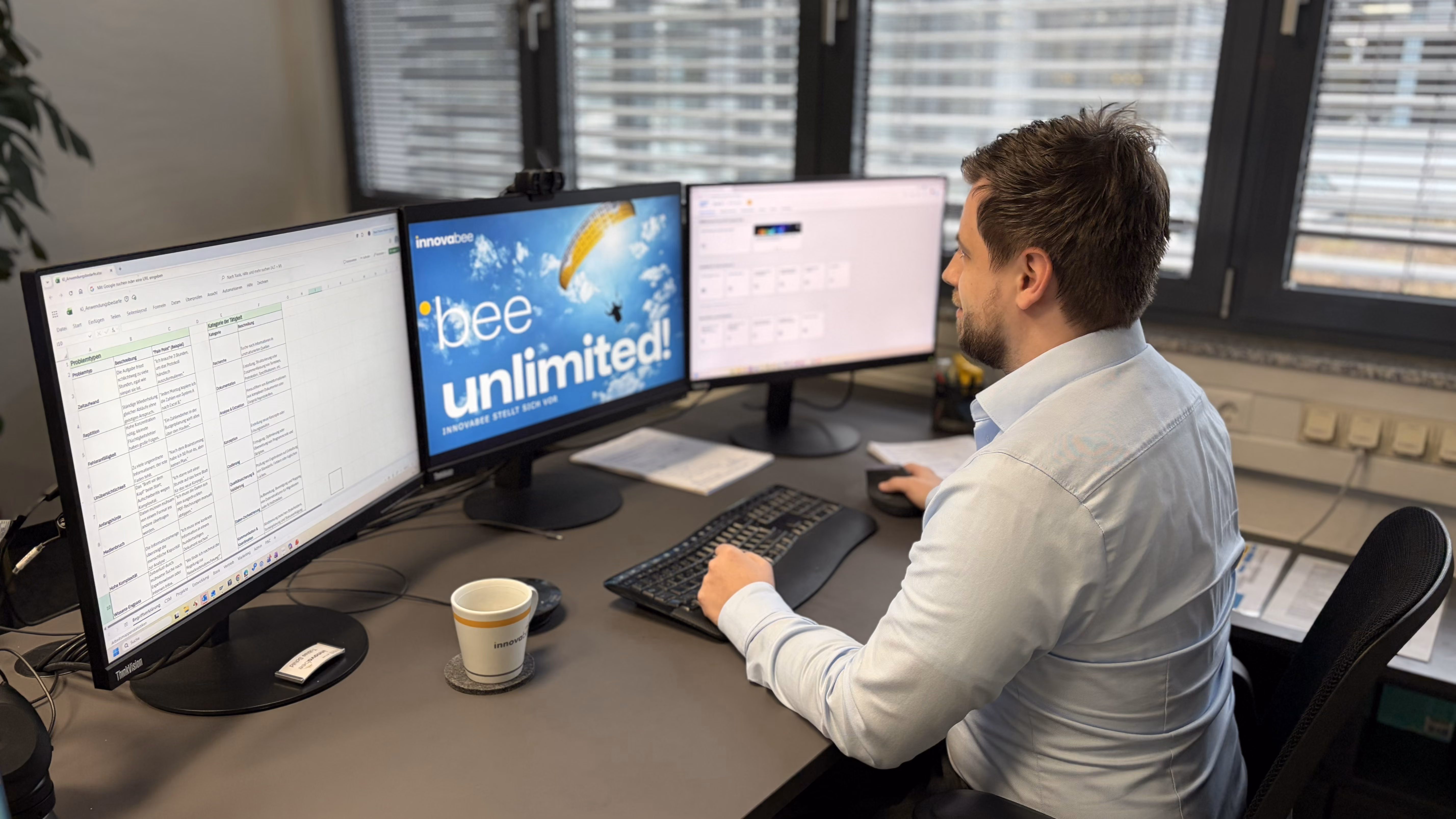 Mann am Schreibtisch - Bildmotiv für die Seite zur Karriere in der Basis bei Innovabee