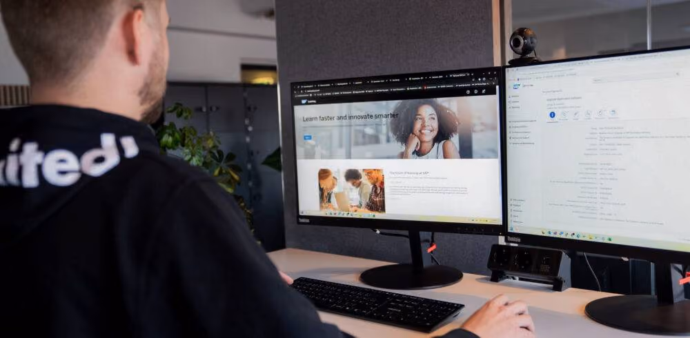 Mann am Schreibtisch - Bildmotiv für die Seite zur Karriere in der Basis bei Innovabee
