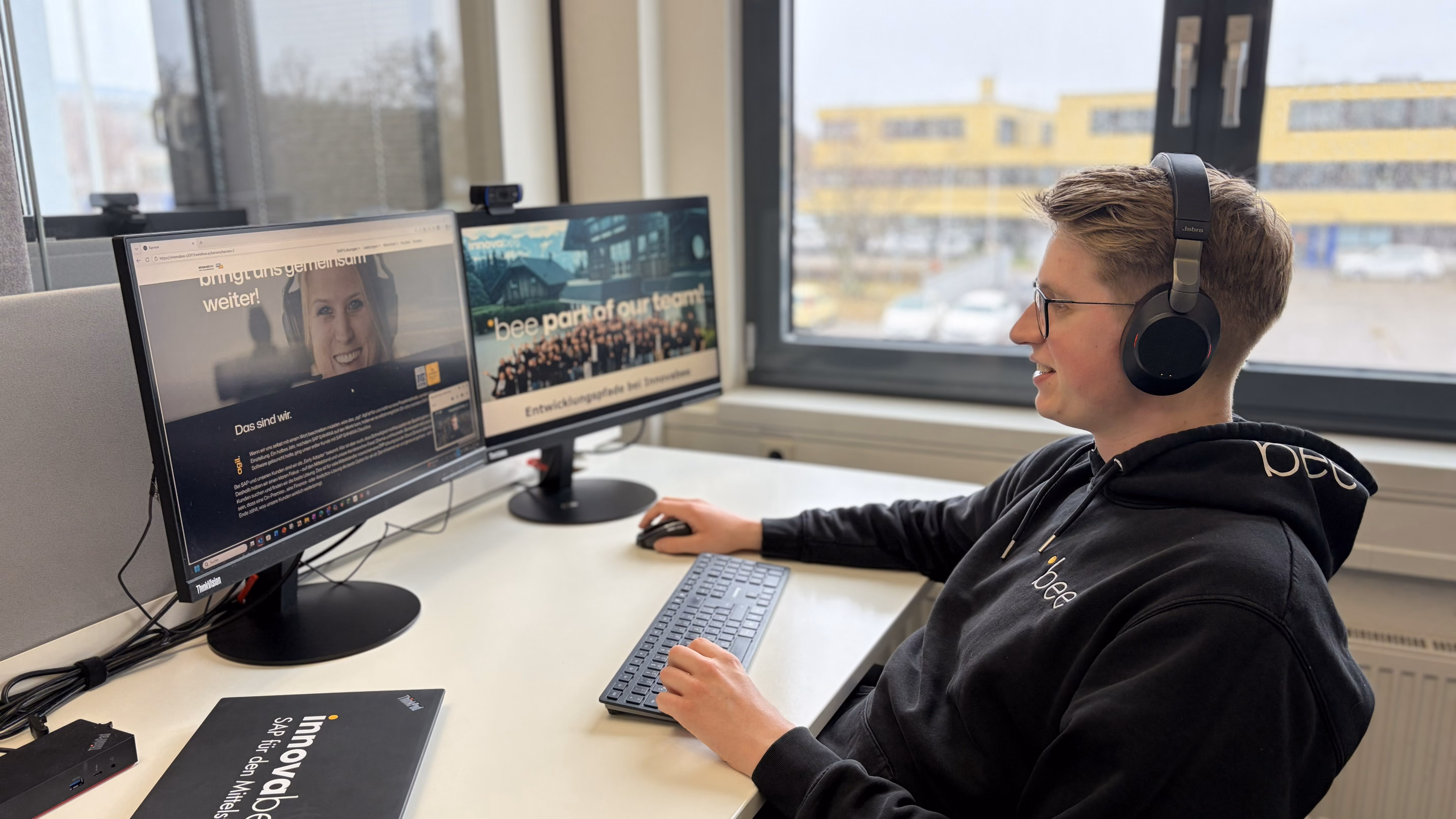 Mann am Schreibtisch mit Headset - Bildmotiv für die Seiten zum Kennenlerntermin und Onboarding bei Innovabee