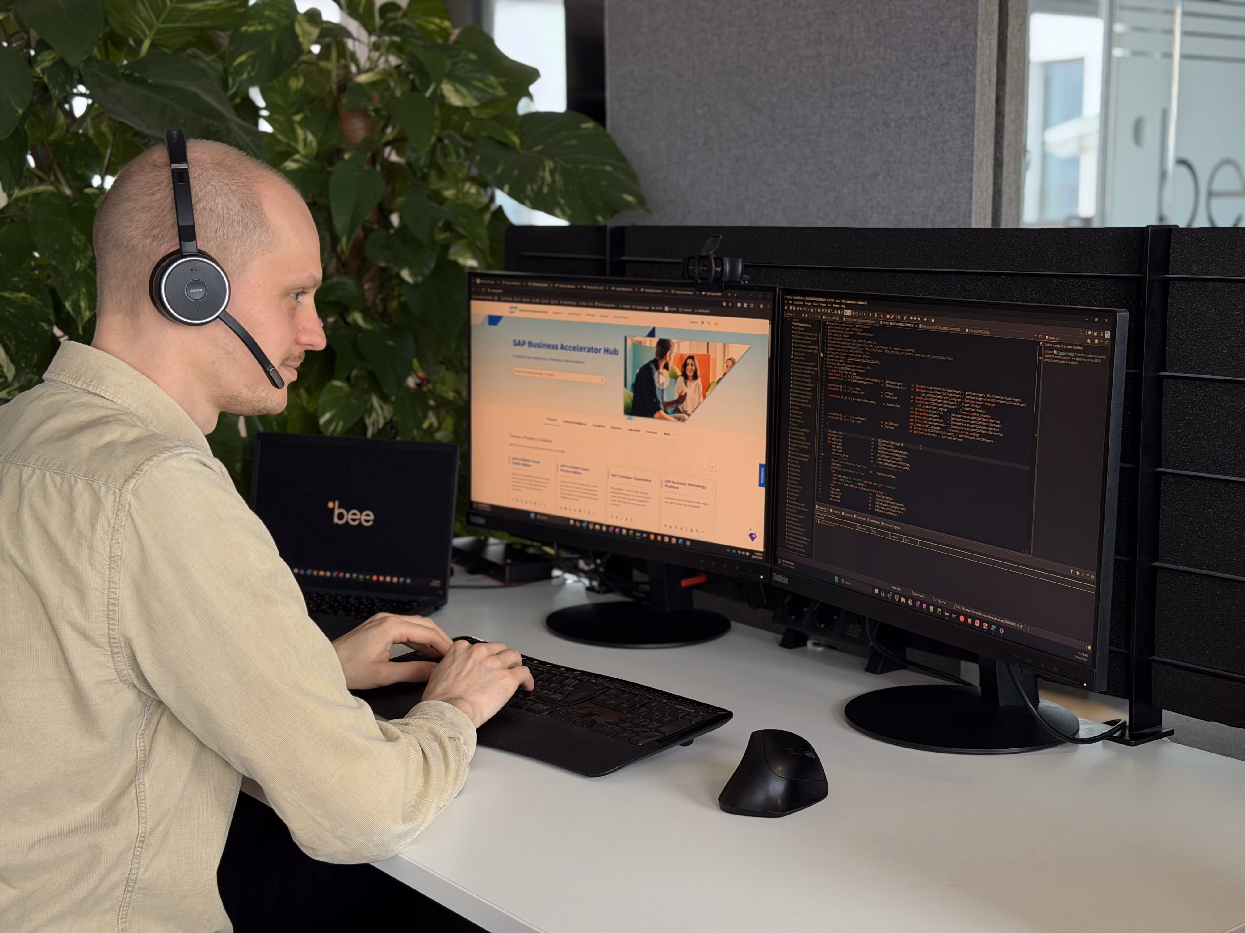 Mann am Schreibtisch mit Headset - Bildmotiv für die Seite zur Karriere im Development bei Innovabee