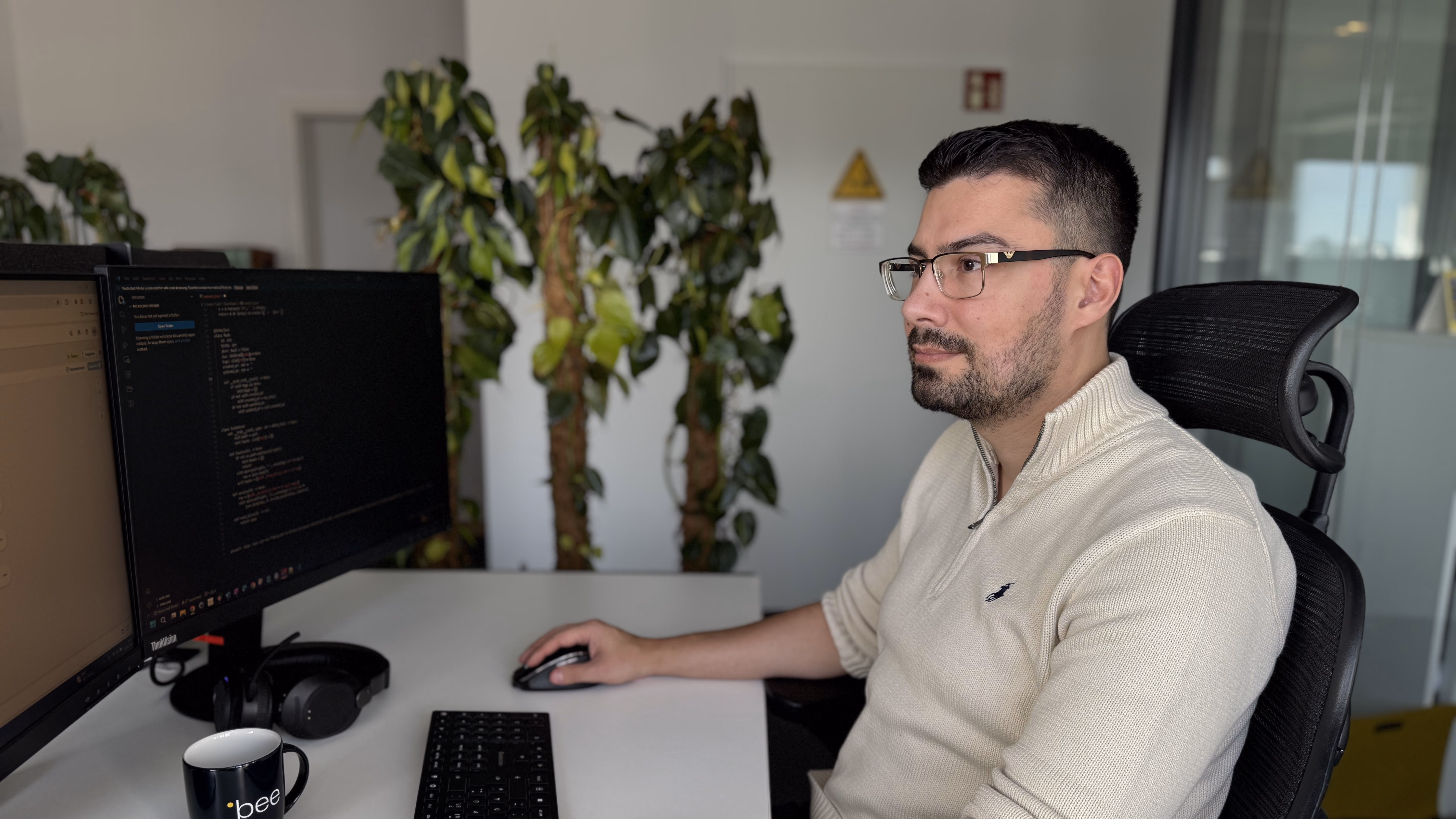 Mann am Schreibtisch - Bildmotiv für die Seite zur Karriere im Development bei Innovabee