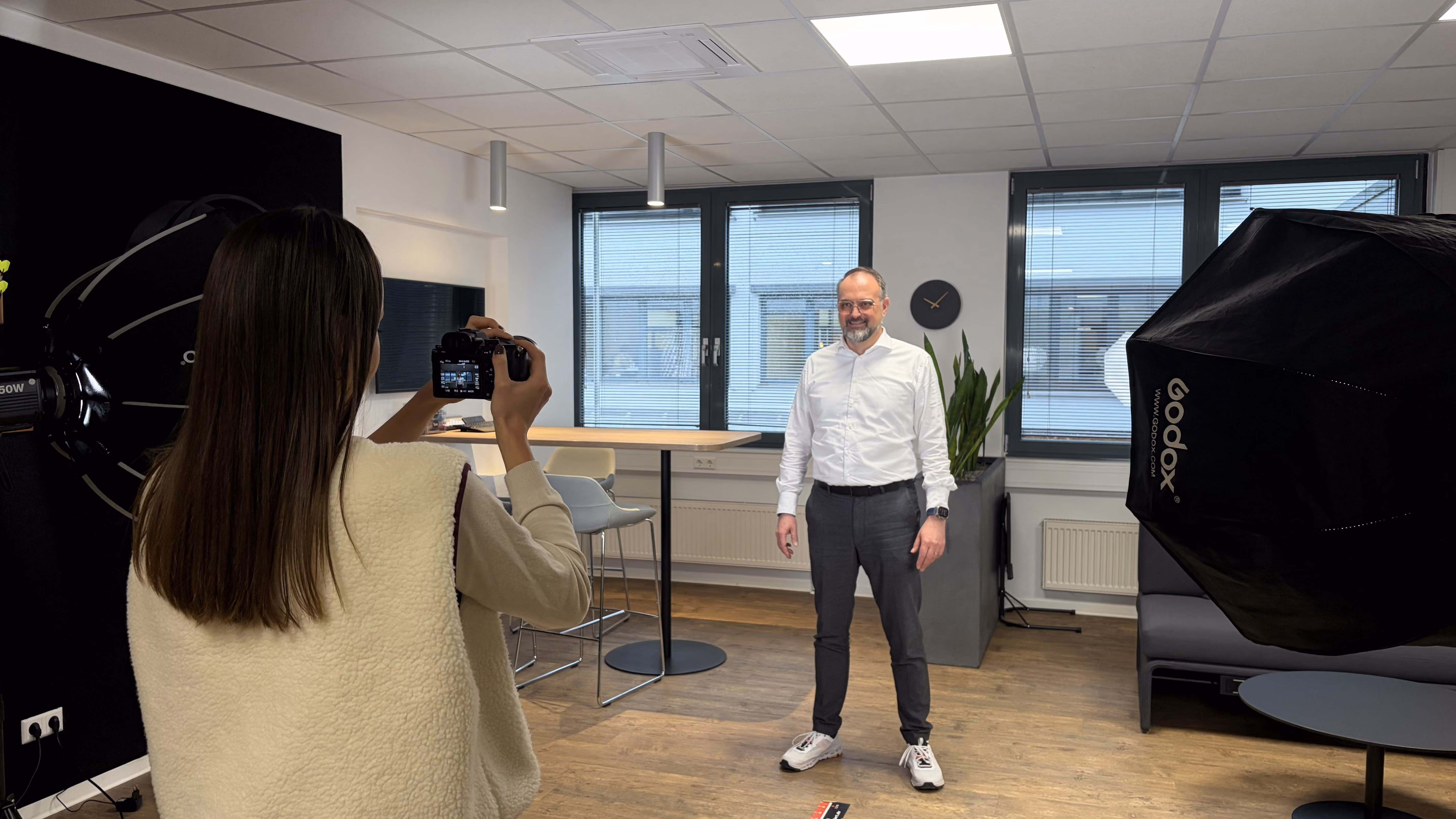 Mann wird von Frau fotografiert - Bildmotiv für die Seite zur Karriere im Sales und Marketing bei Innovabee