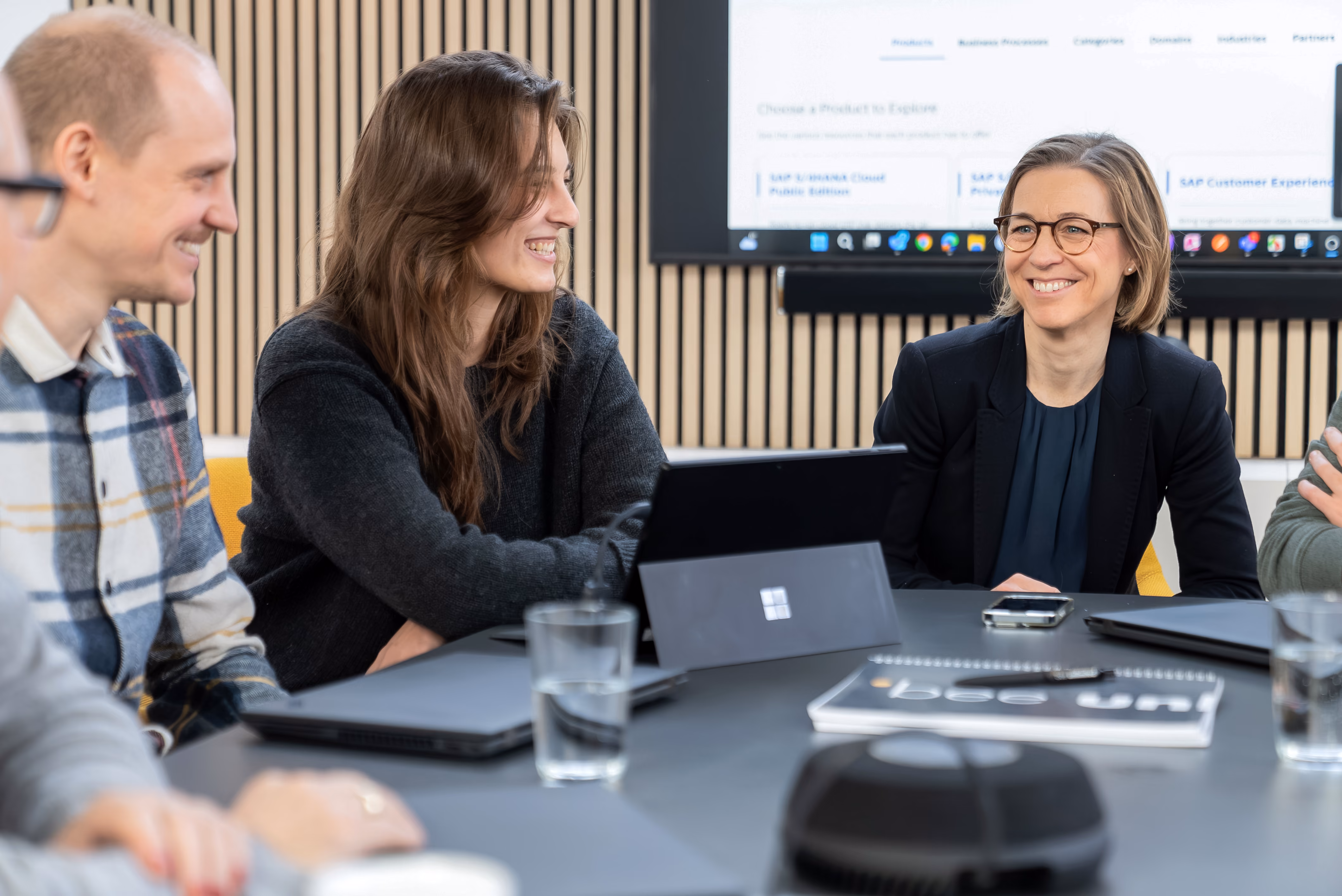 Personen im Konferenzraum - Bildmotiv für die Seite zur Karriere im Sales und Marketing bei Innovabee