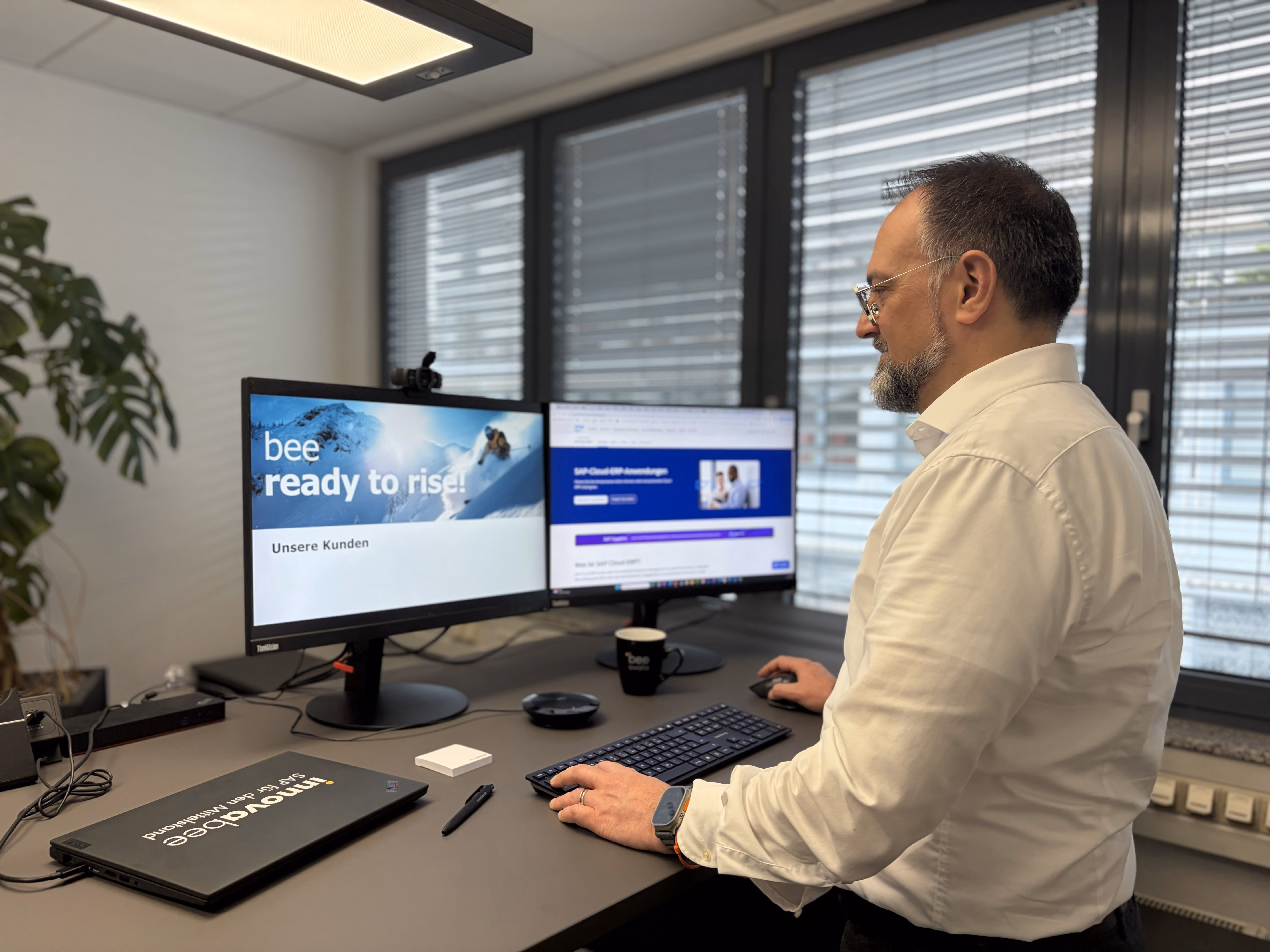 Mann am Schreibtisch - Bildmotiv für die Seite zur Karriere im Sales und Marketing bei Innovabee