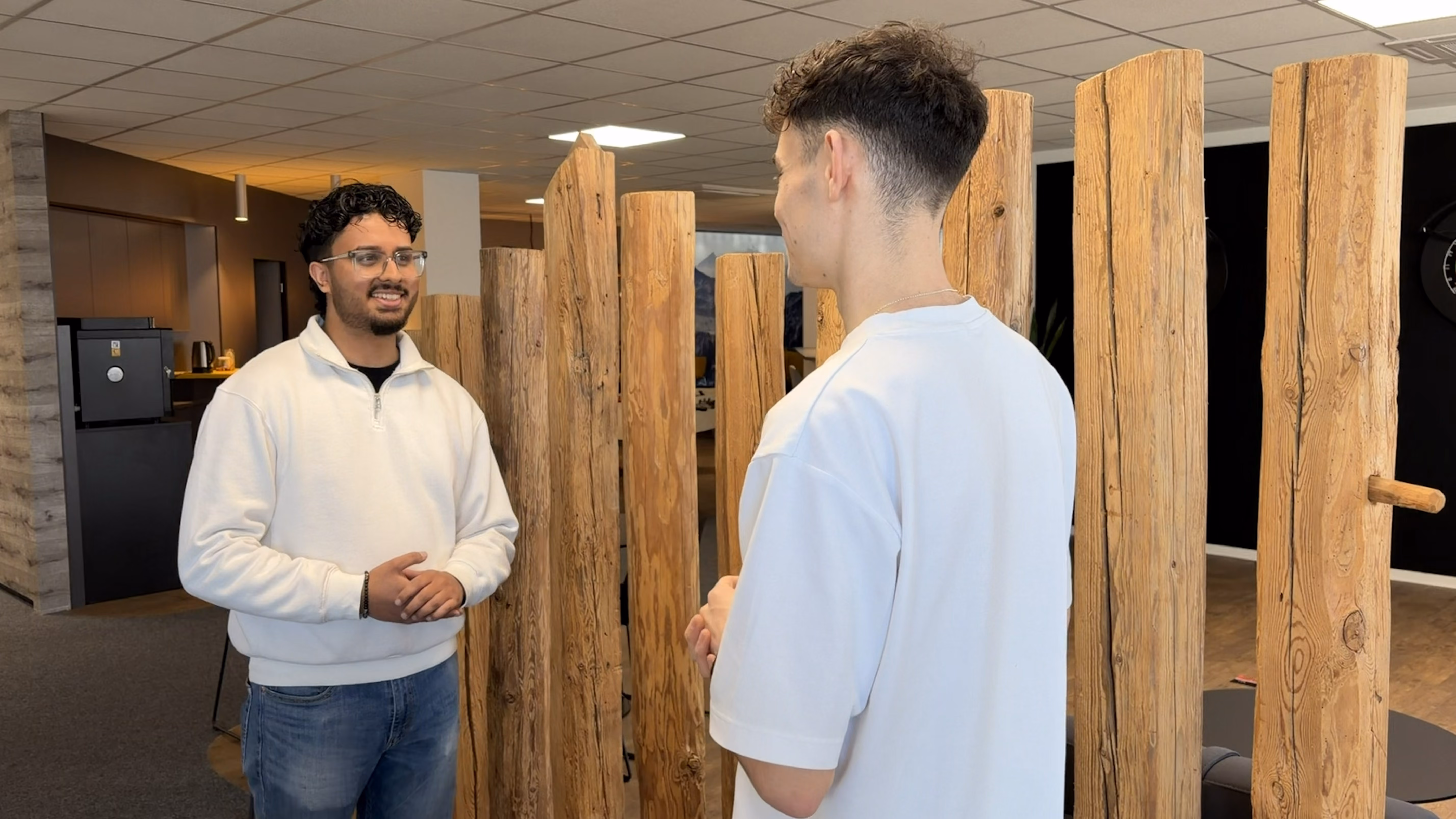 Zwei Männer im Gespräch - Bildmotiv für die Seite zur Karriere im Dualen Studium bei Innovabee