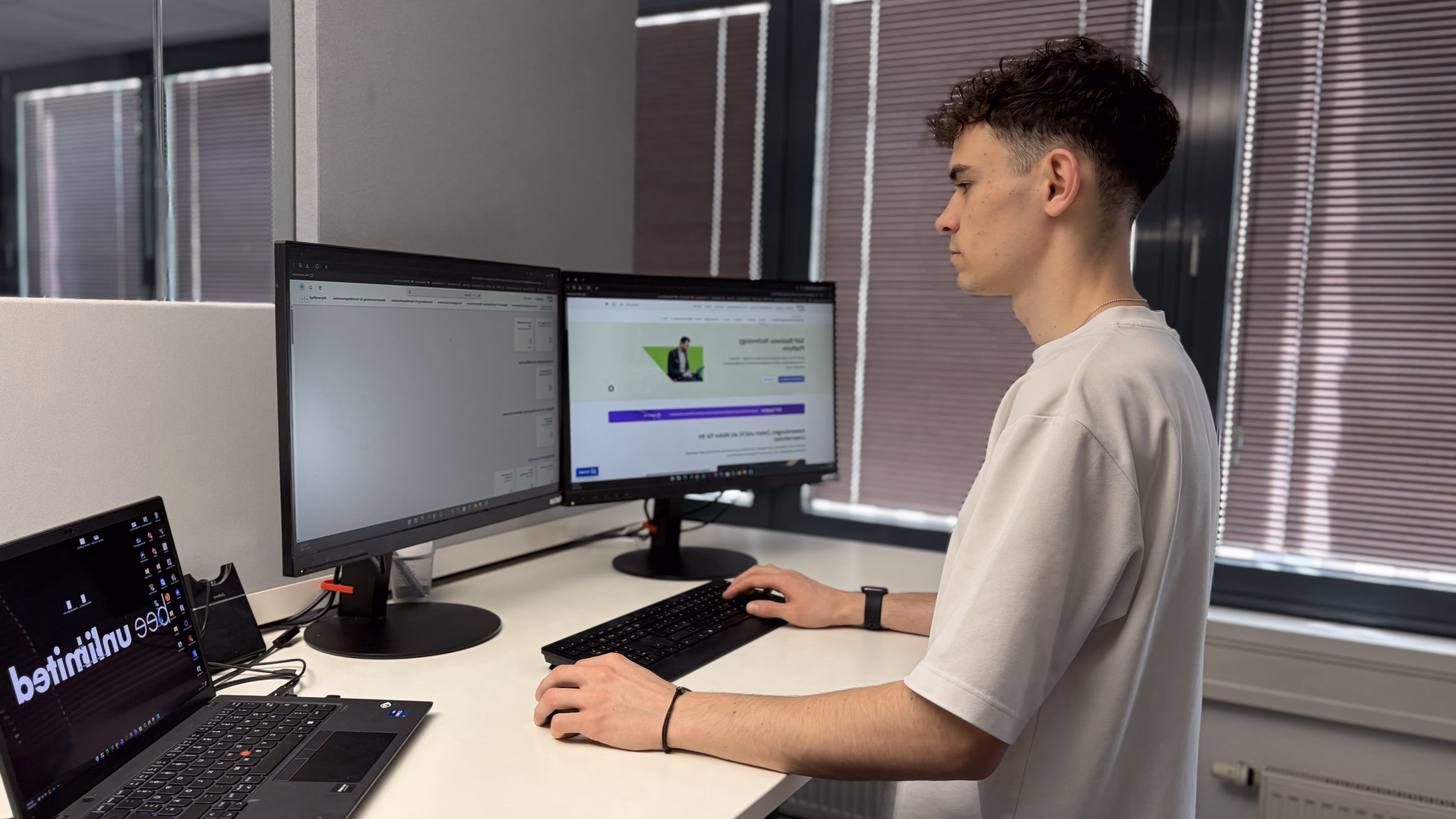 Mann am Schreibtisch - Bildmotiv für die Seite zur Karriere mit dem Dualen Studium bei Innovabee