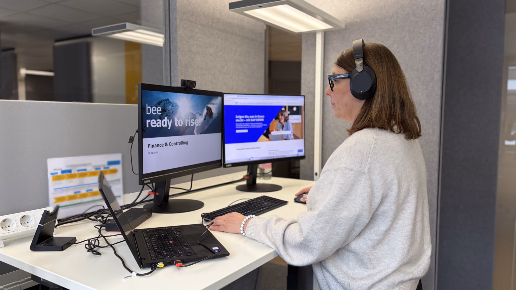 Frau am Schreibtisch mit Headset - Bildmotiv für die Seite zur Karriere als Professional bei Innovabee