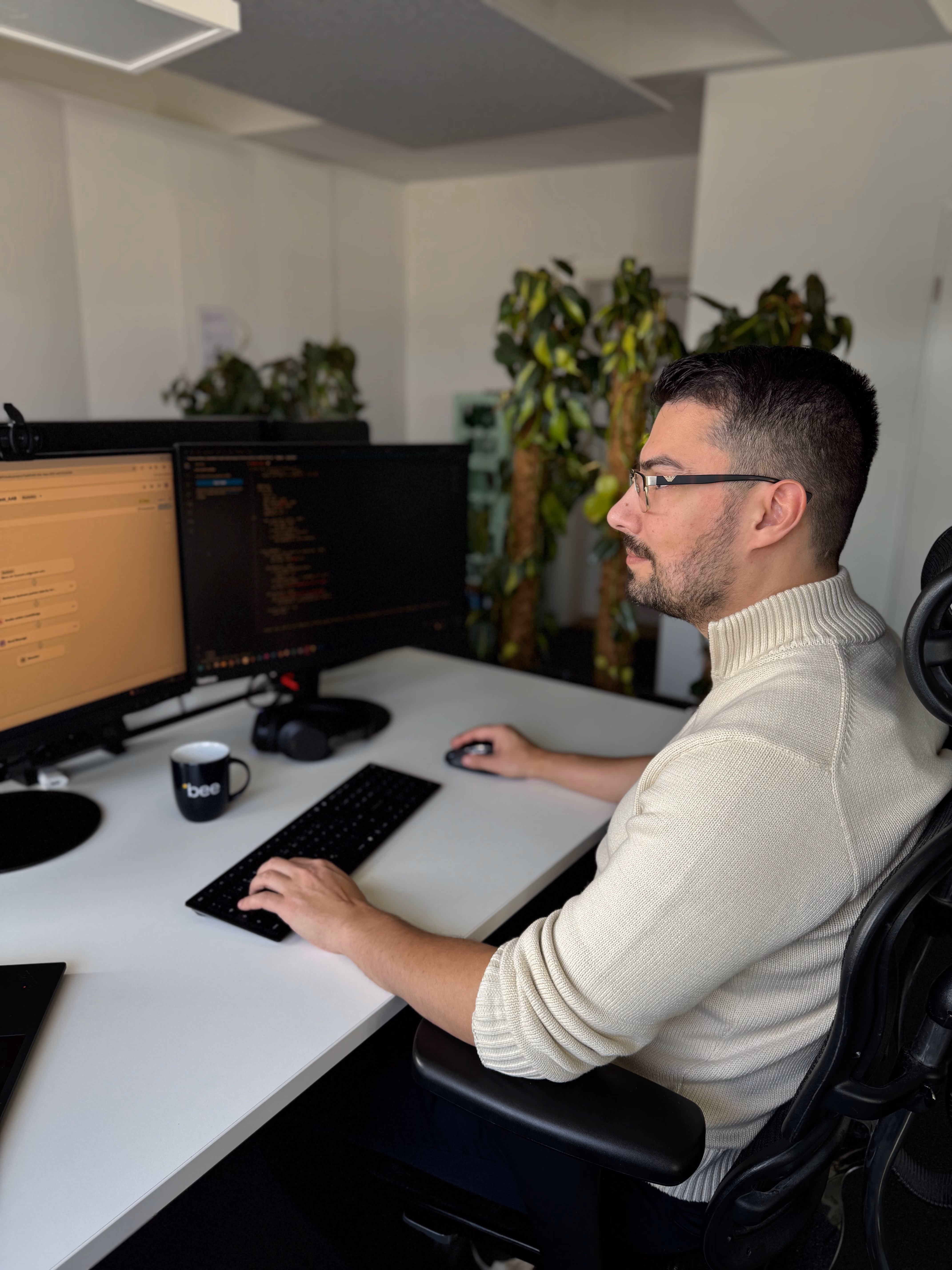 Mann am Schreibtisch - Bildmotiv für die Seite zur Karriere im Development bei Innovabee