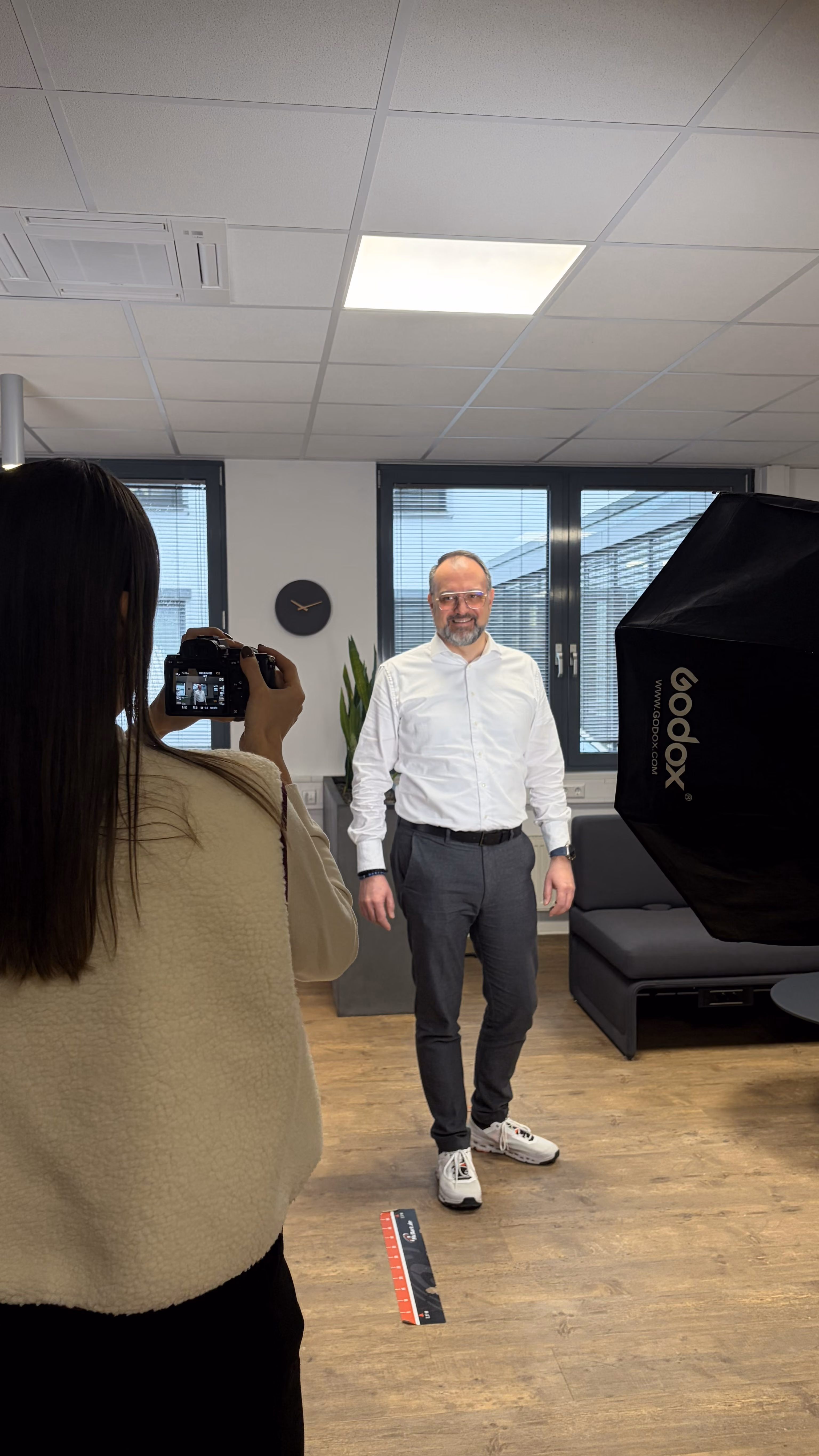 Frau fotografiert Mann - Bildmotiv für die Seite zur Karriere im Sales und Marketing bei Innovabee