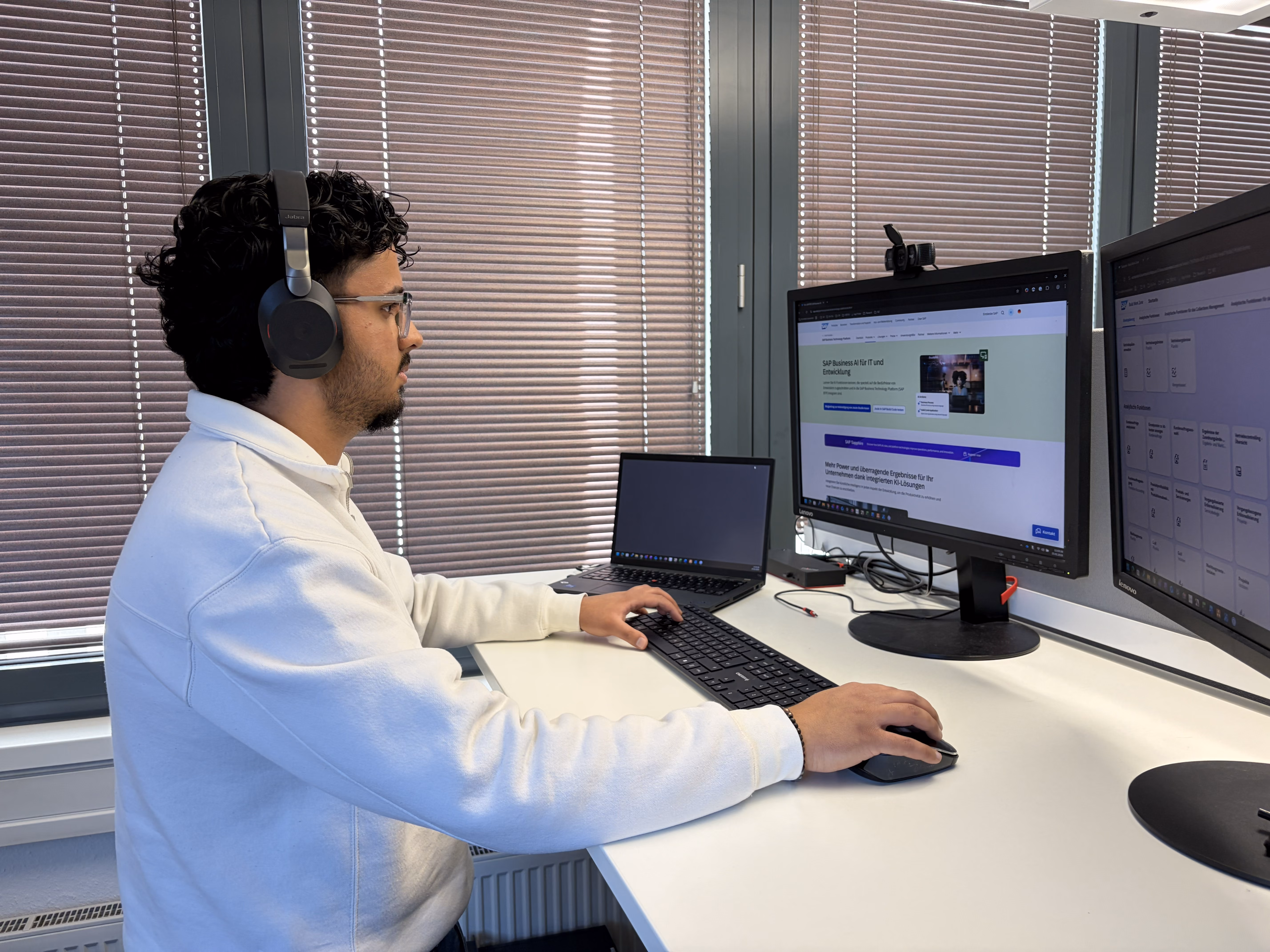 Mann am Schreibtisch mit Headset - Bildmotiv für die Seite zur Karriere im Dualen Studium bei Innovabee