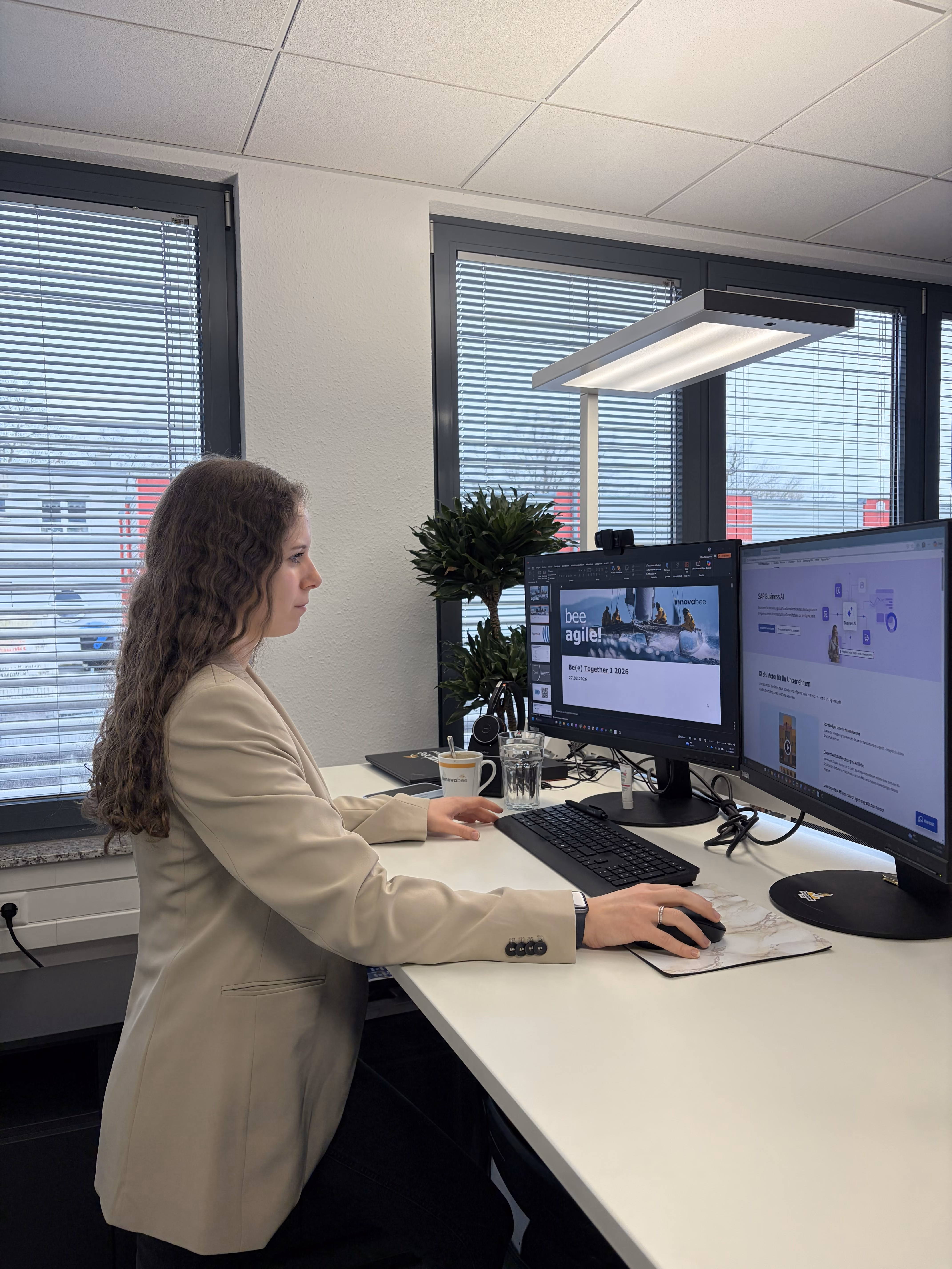 Frau am Schreibtisch - Bildmotiv für die Seite zur Karriere im Office bei Innovabee