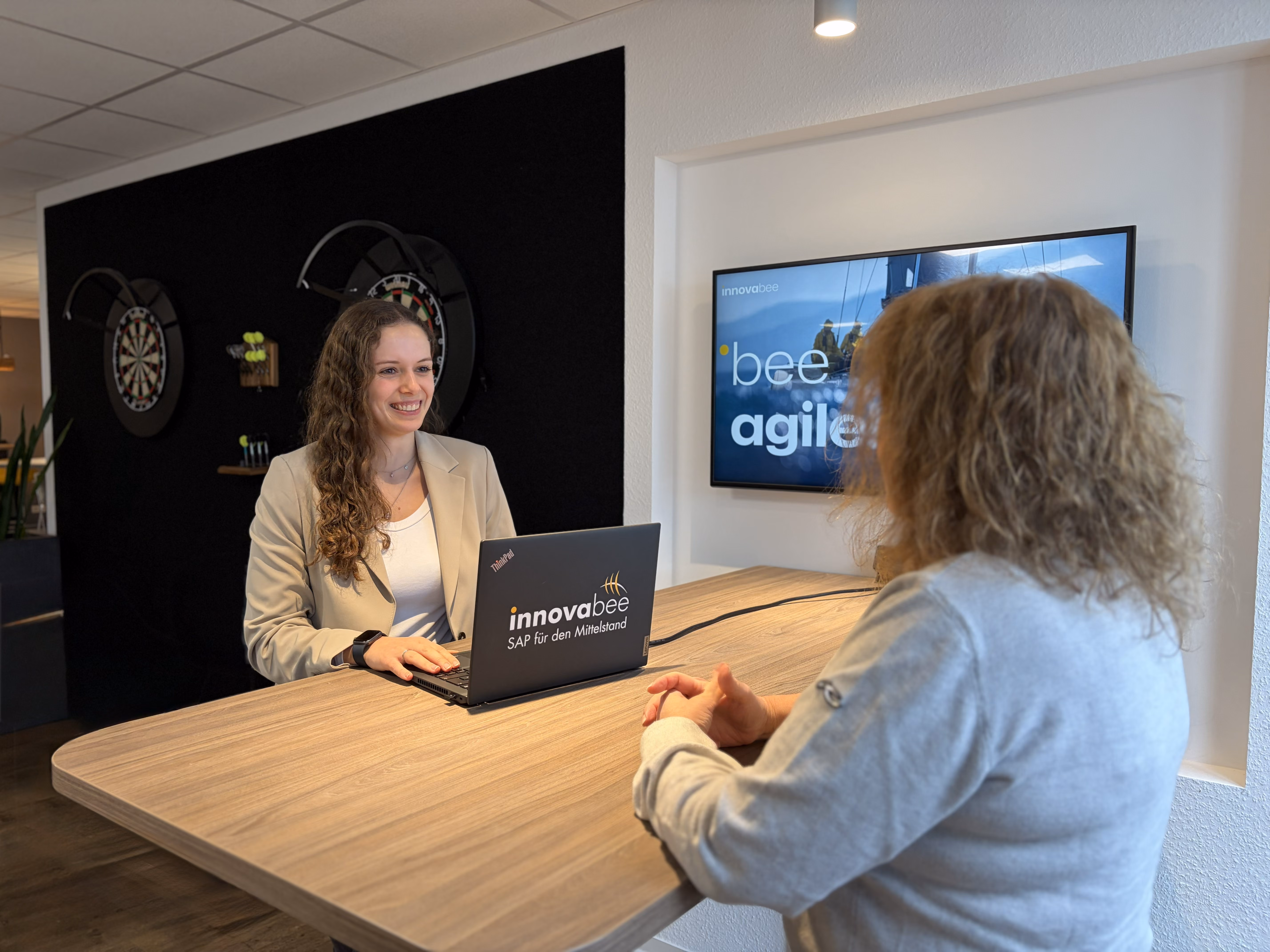 Zwei Frauen im Gespräch - Bildmotiv für die Seite zur Karriere im Office bei Innovabee