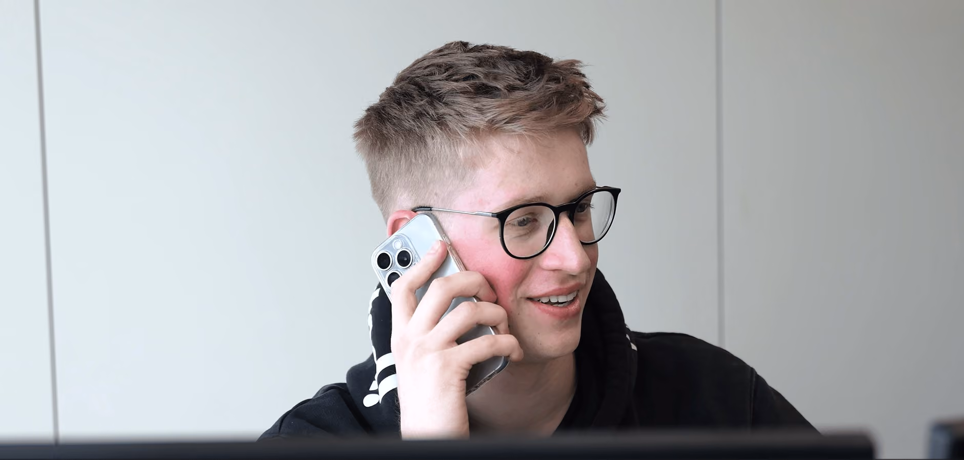 Mann telefoniert - Bildmotiv für die Seite zum Kennenlerntermin mit Innovabee