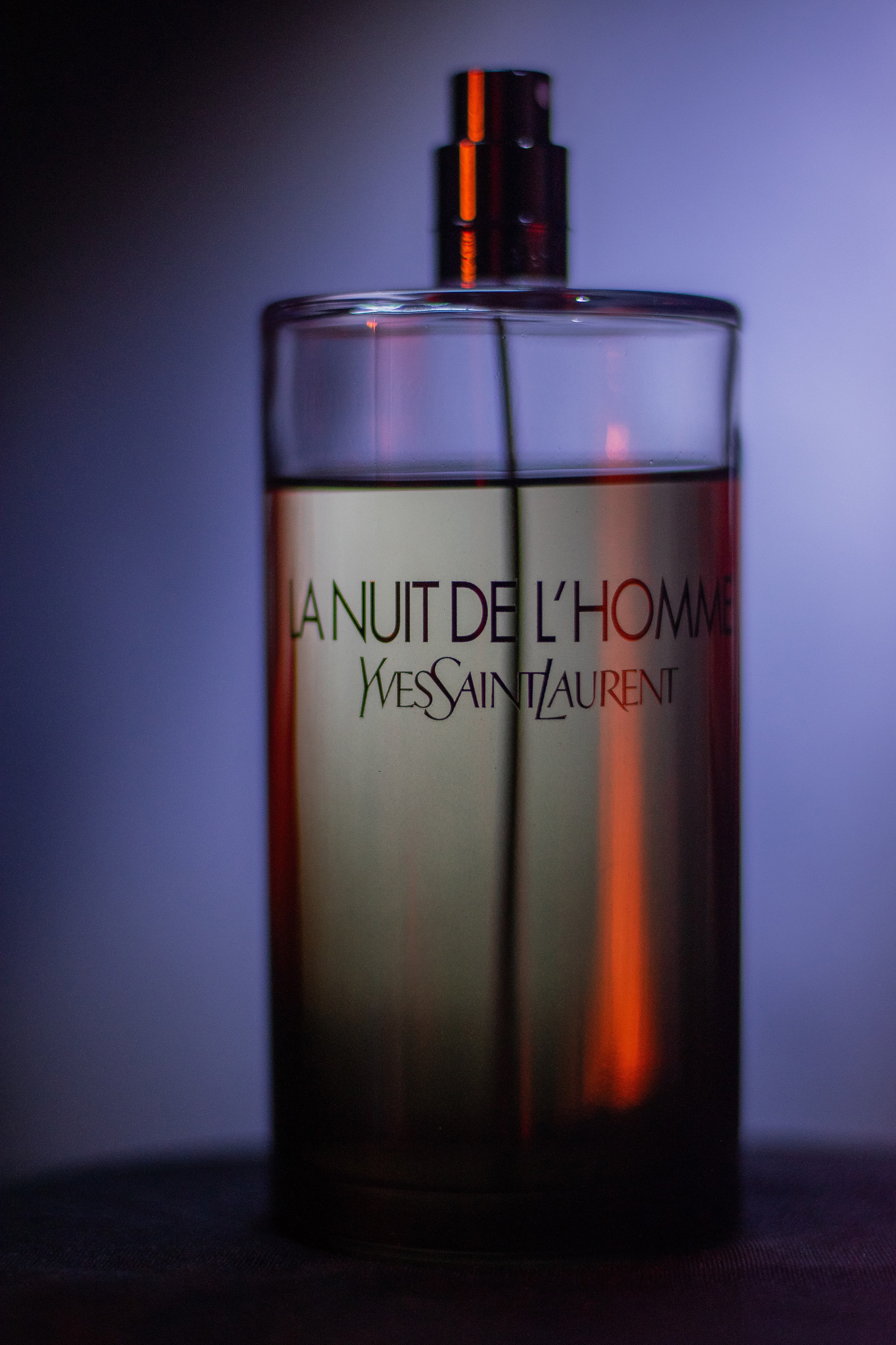 La Nuit de L’Homme in a film-like environment, white light highlighting its elegant contours.