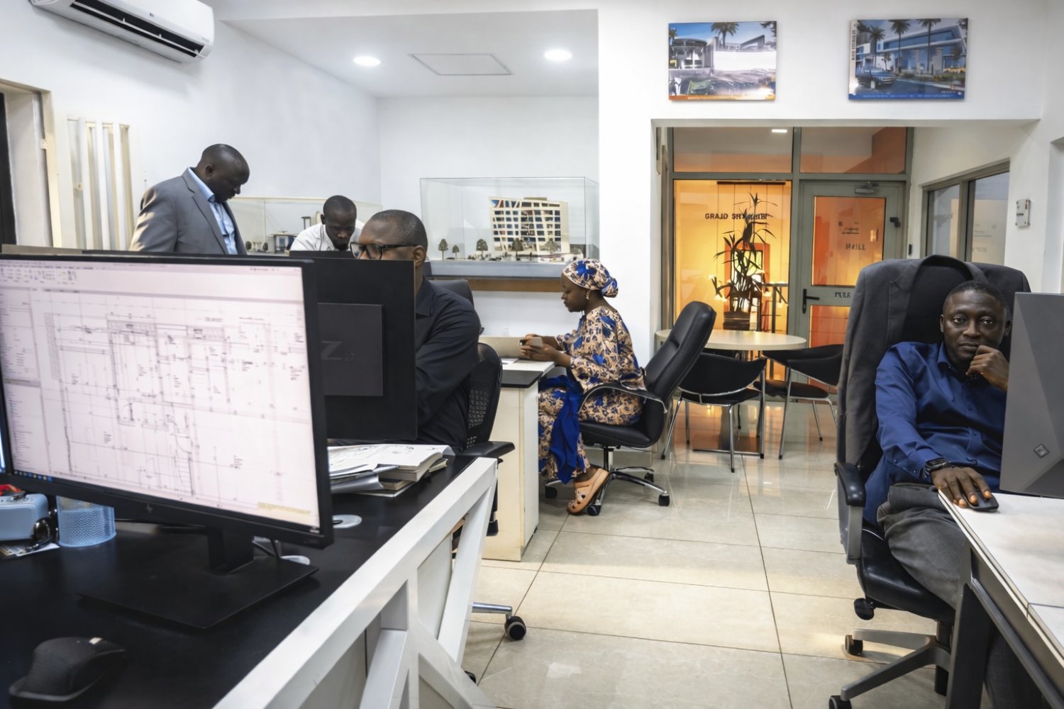 image of collaborative meeting (for a consulting firm)