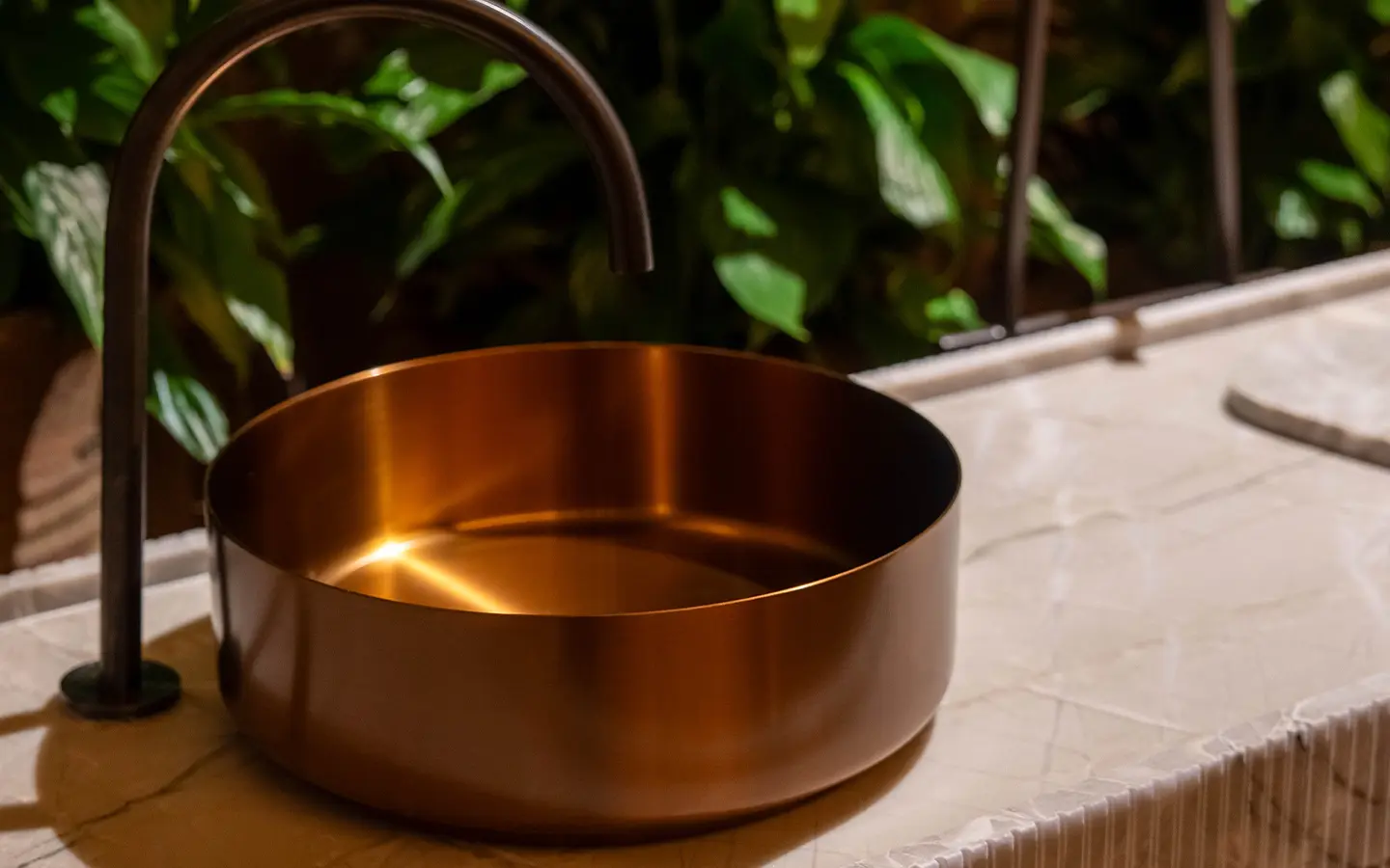 Lavabo biofílico com revestimento de parede e pia esculpida em Quartzito Gabana por Bugallo Arquitetura na Mostra Artefacto Rio 2026