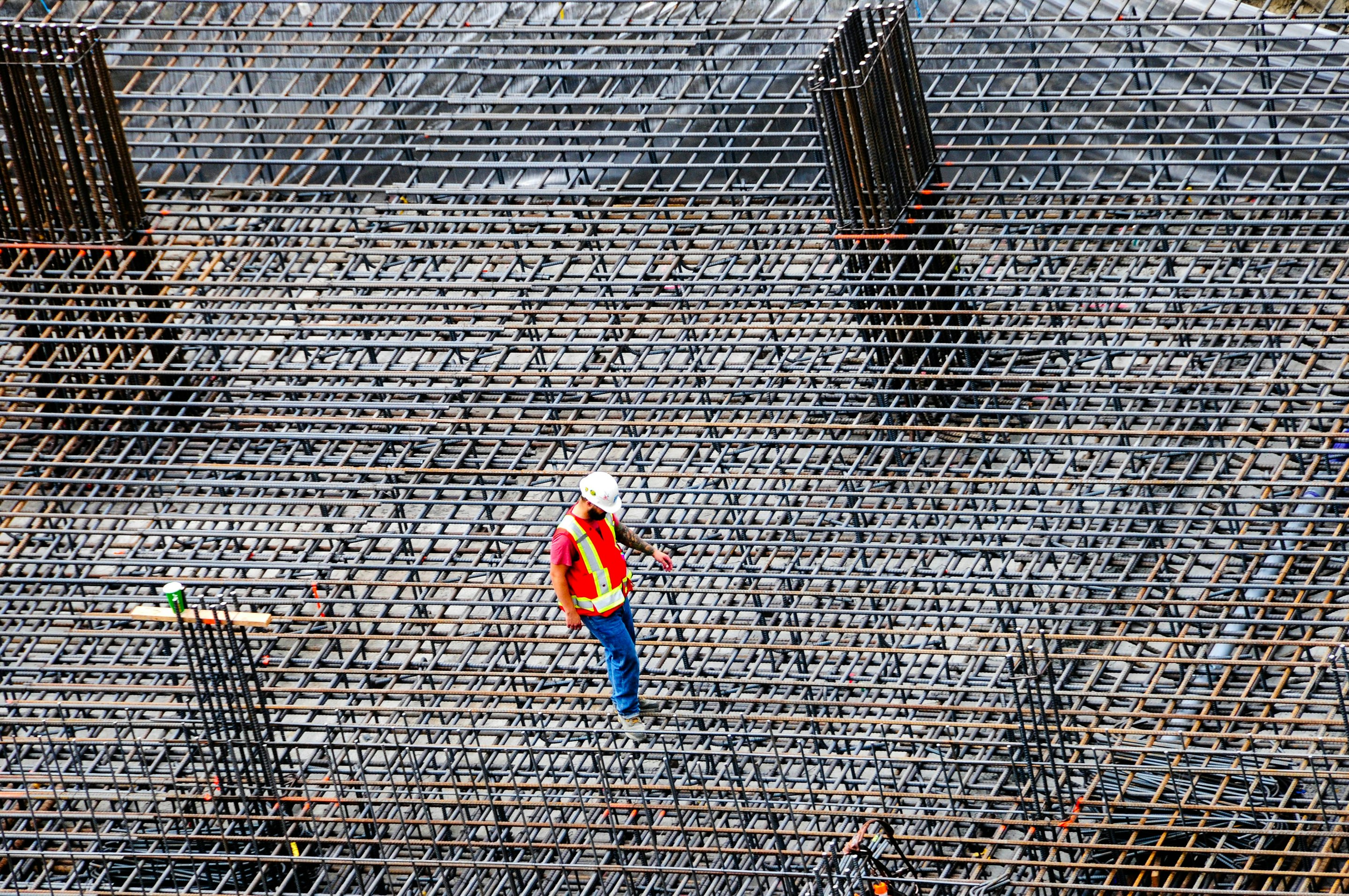 Bauleiter kontrolliert die Bewehrung auf der Baustelle