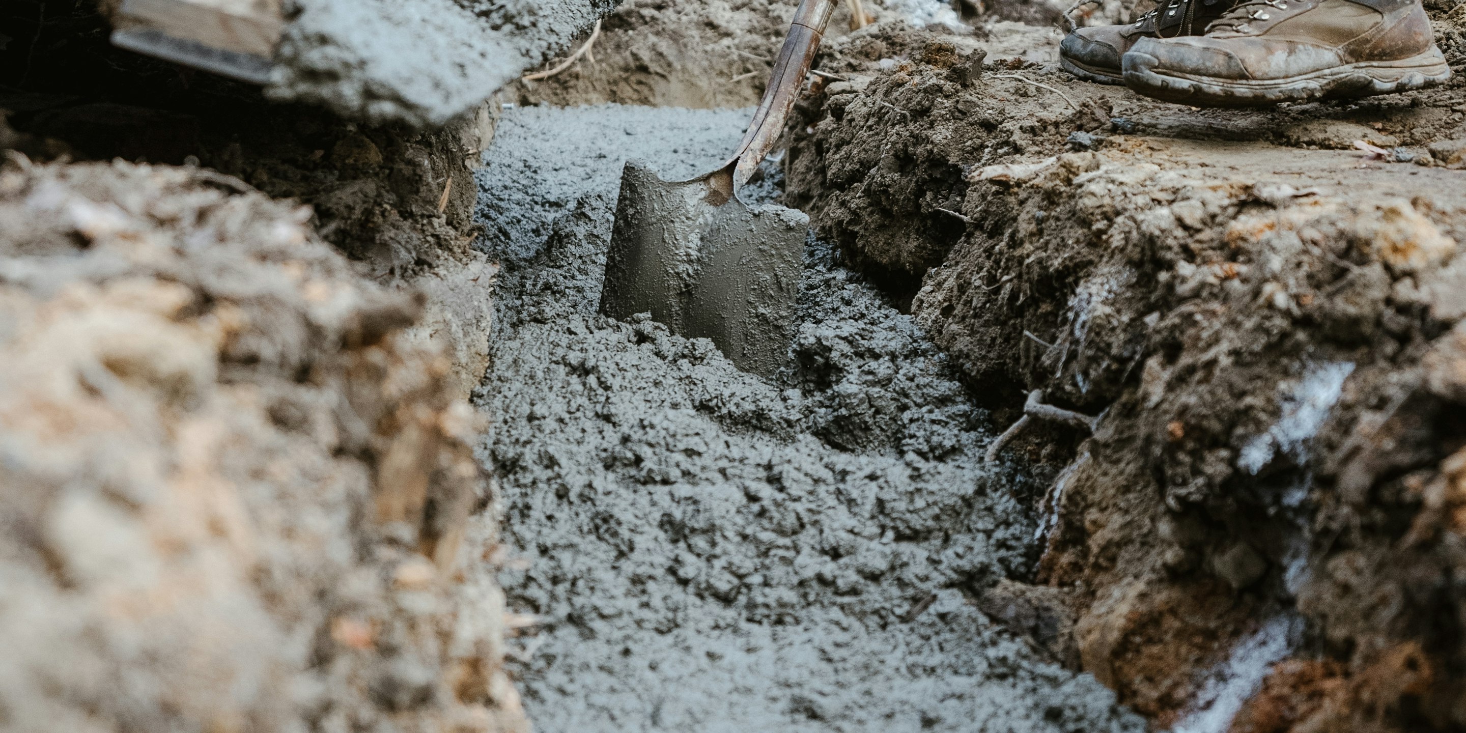 Betonarbeiten an einem Fundament im Erdreich