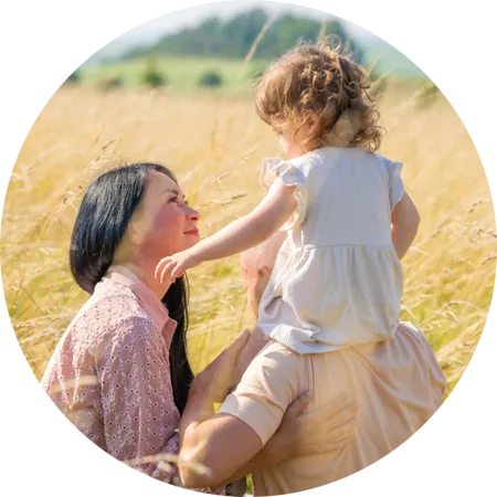 Jessi von Cozyfamily blickt liebevoll zu ihrer kleinen Tochter, die auf dem Arm getragen wird – ein Moment, der ihr eigenes Mutterwerden und die besonderen Erfahrungen der Schwangerschaft widerspiegelt.