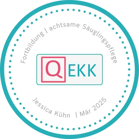 Zertifikat des QEKK über die Fortbildung von Jessica Kühn im Bereich achtsame Säuglingspflege, ausgestellt im März 2025