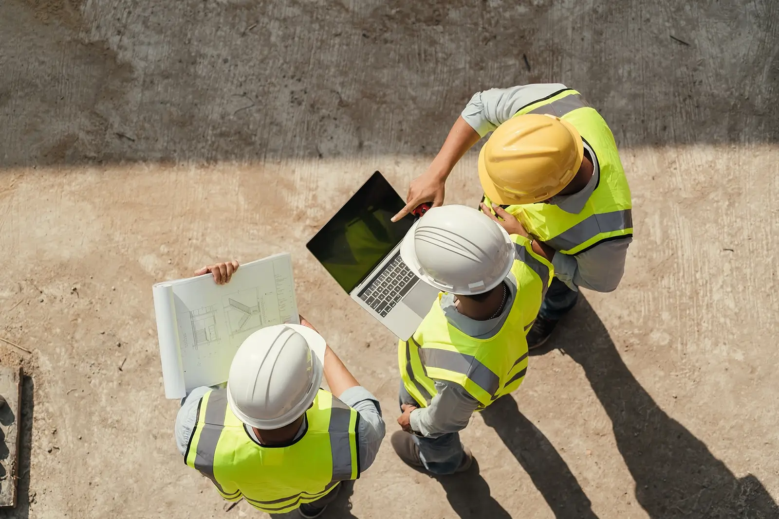 Planer und Bauarbeiter:innen auf der Baustelle.