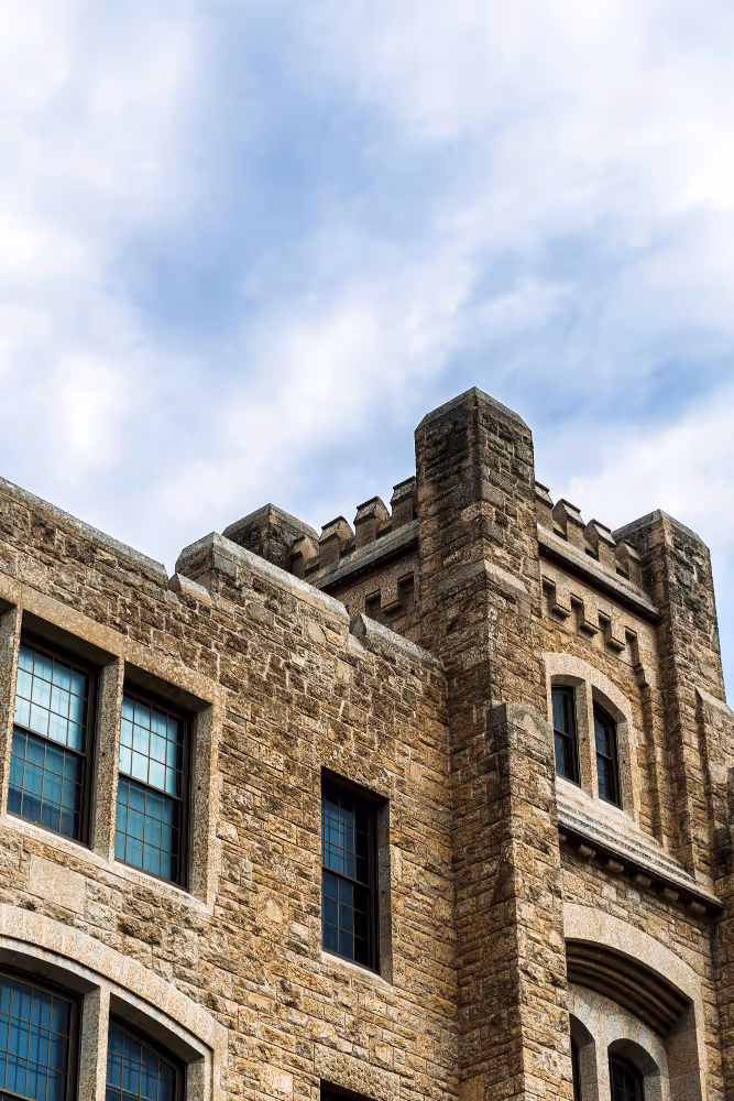 Ein altes Schloss, welches aus gemauerten Steinen Denkmalschutz symbolisiert
