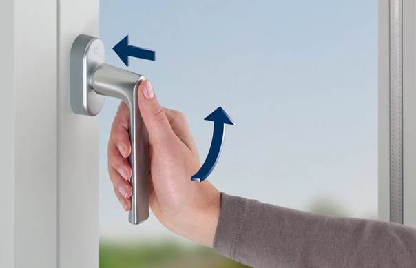 Une image contenant personne, ongle, main<br /><br />Description générée automatiquement