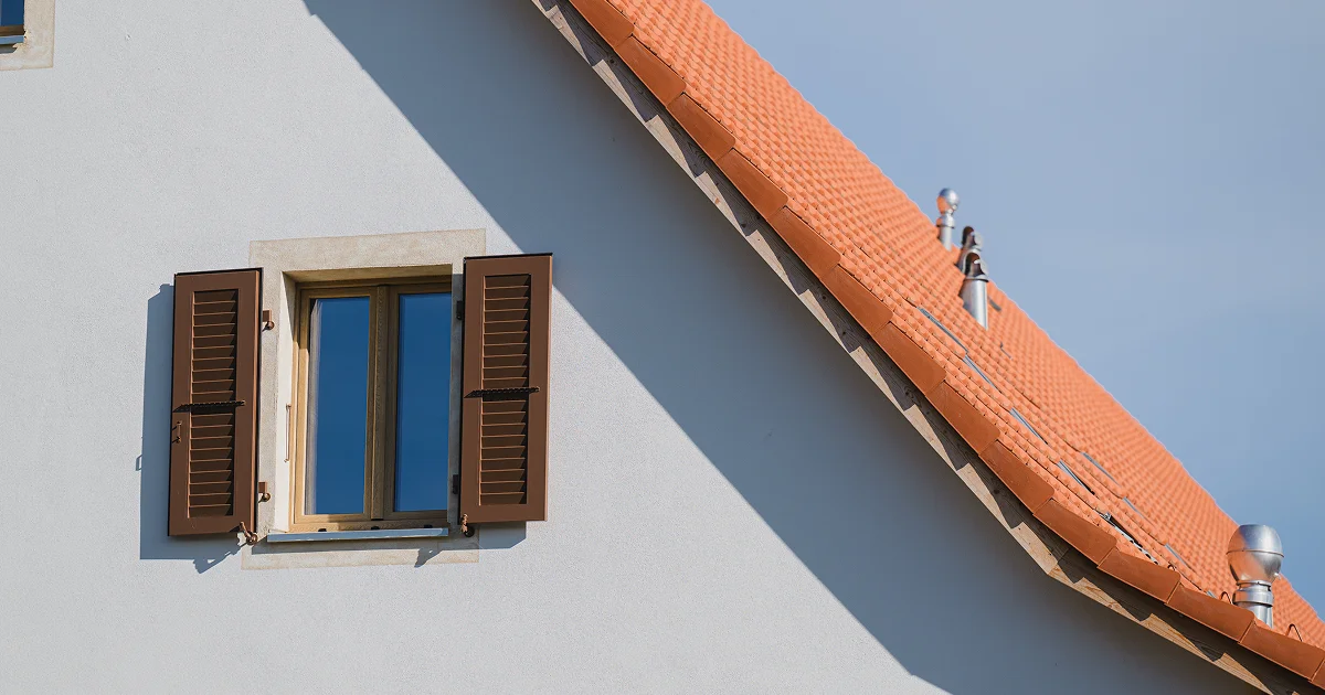 Fenêtre installée sous une toiture en tuiles, zone sensible aux ponts thermiques